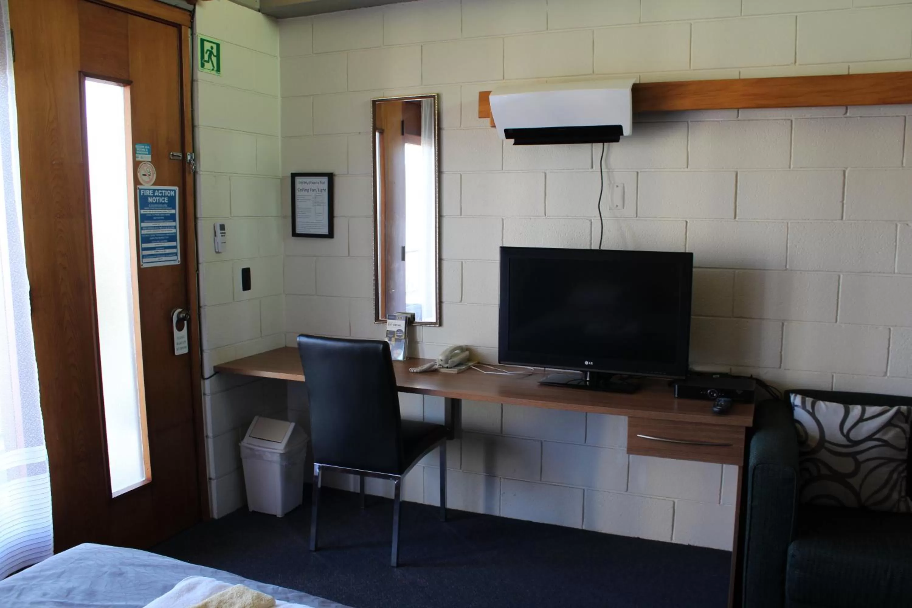 TV and multimedia in Elmore Lodge Motel