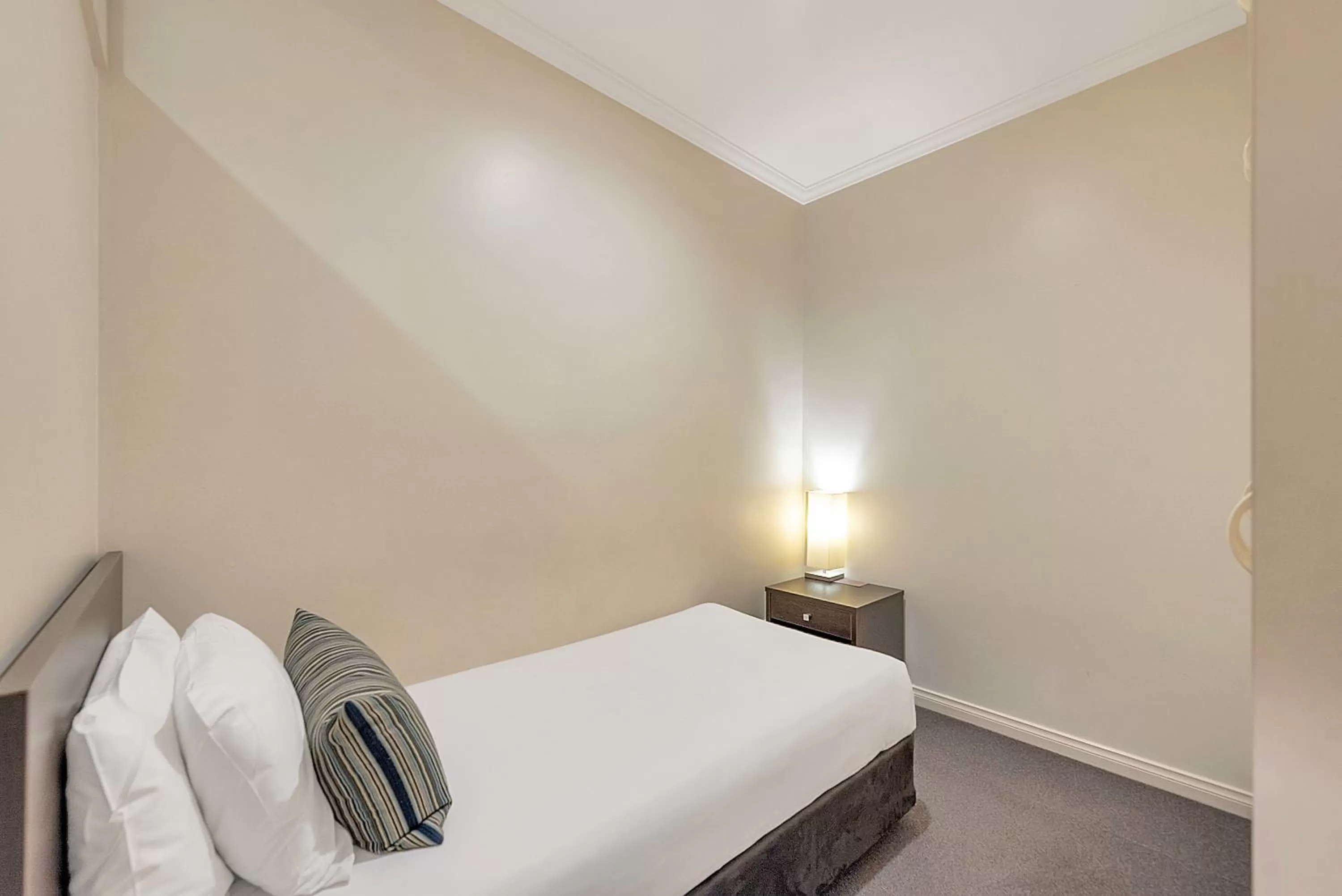 Bedroom, Bed in Franklin Apartments