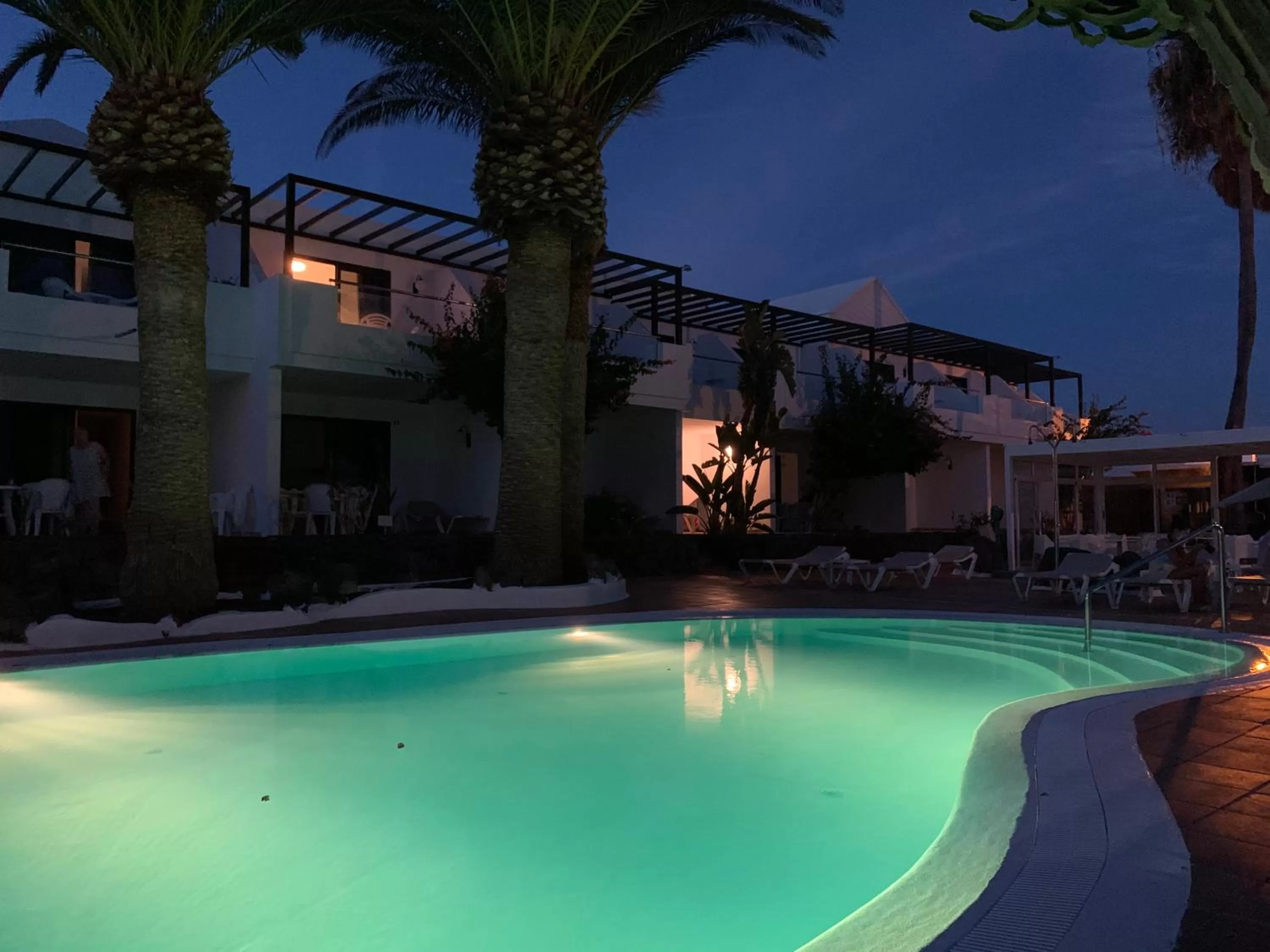 Night in Los Tulipanes