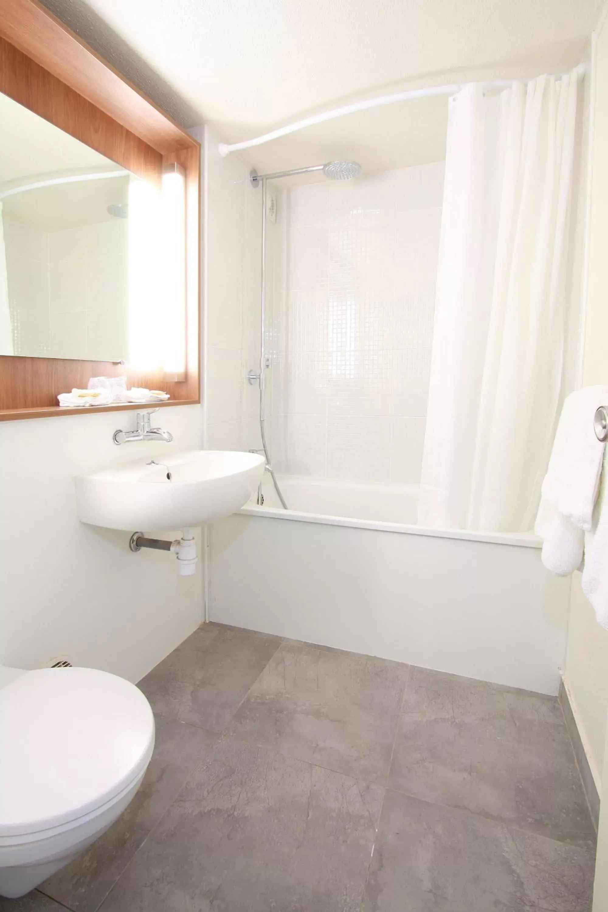 Quadruple Room in Campanile NATURE - Clermont-Ferrand Nord Riom Quadruple Room in Campanile NATURE - Clermont-Ferrand Nord Riom