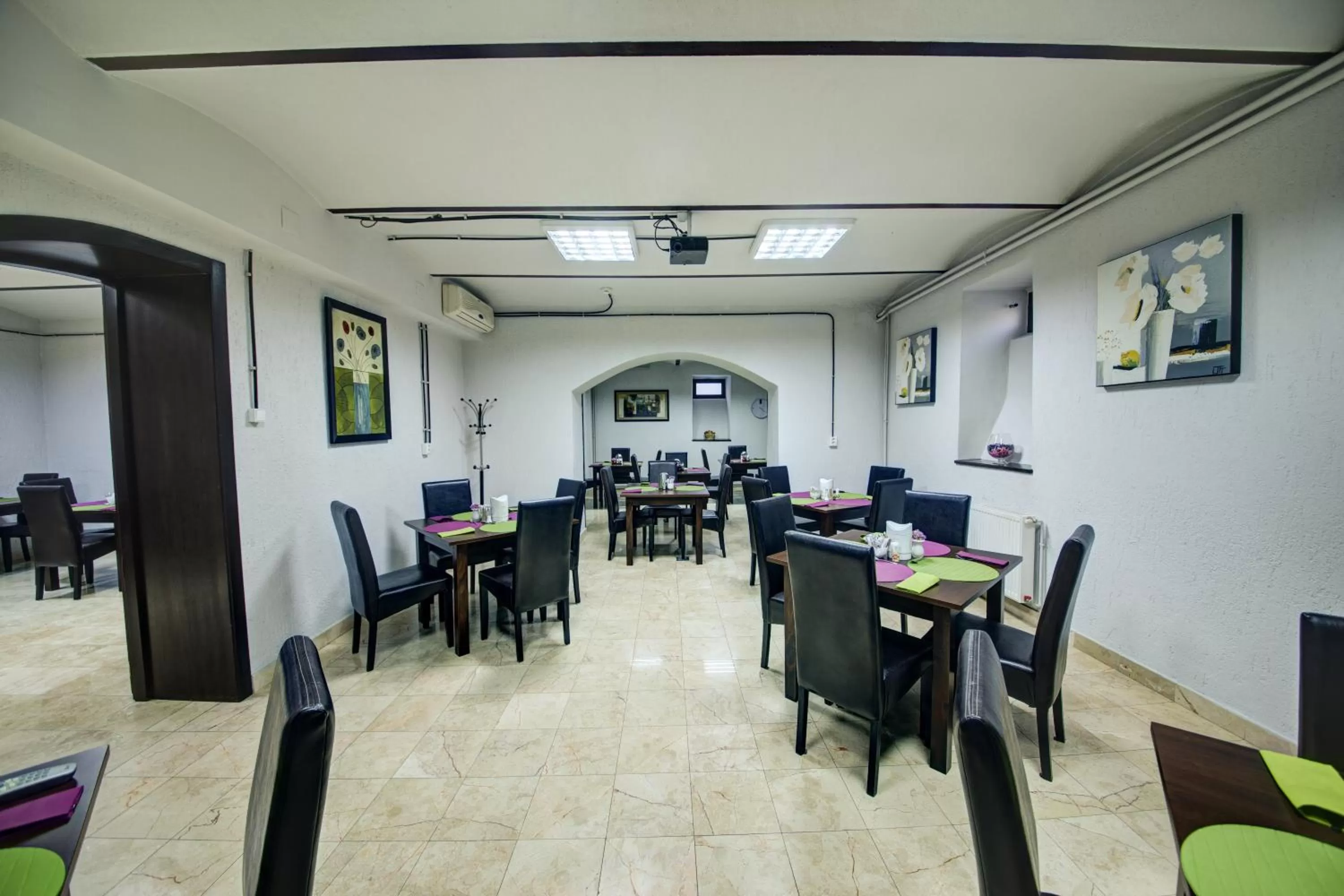 Restaurant/places to eat in Atrium Hotel Ateneu City Center