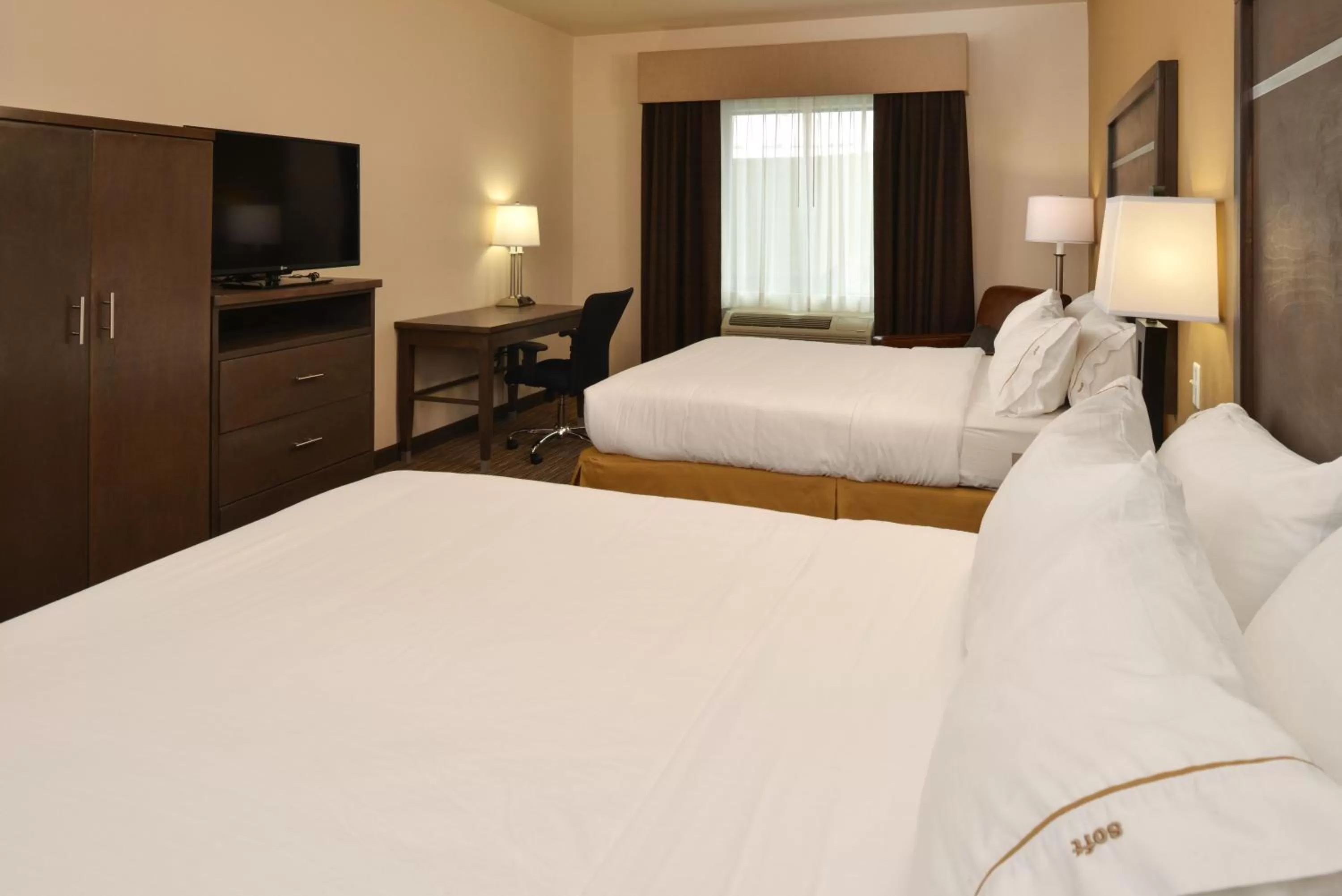 Photo of the whole room, Bed in Holiday Inn Express & Suites Globe by IHG