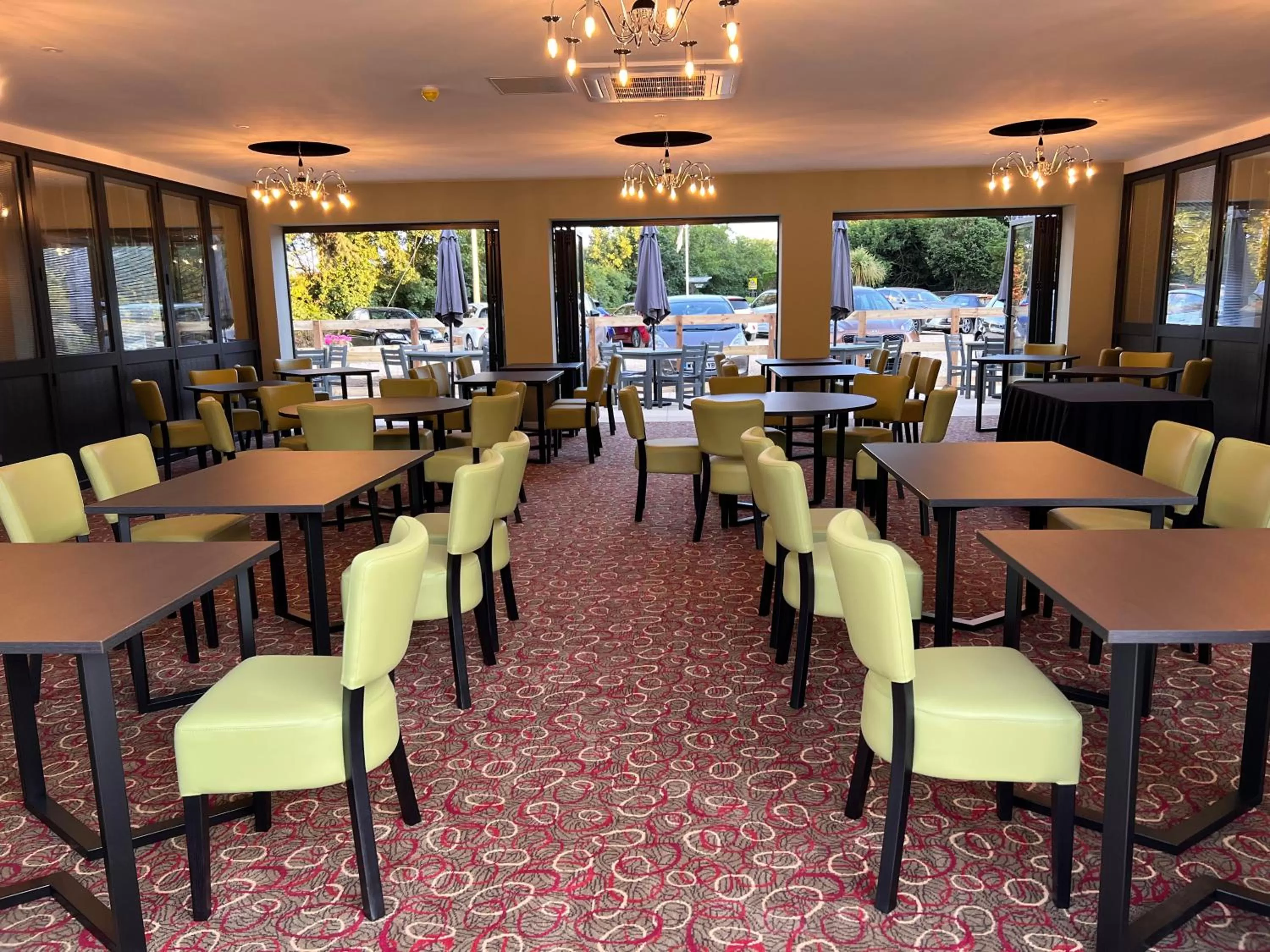 Restaurant/places to eat in South Lawn Hotel