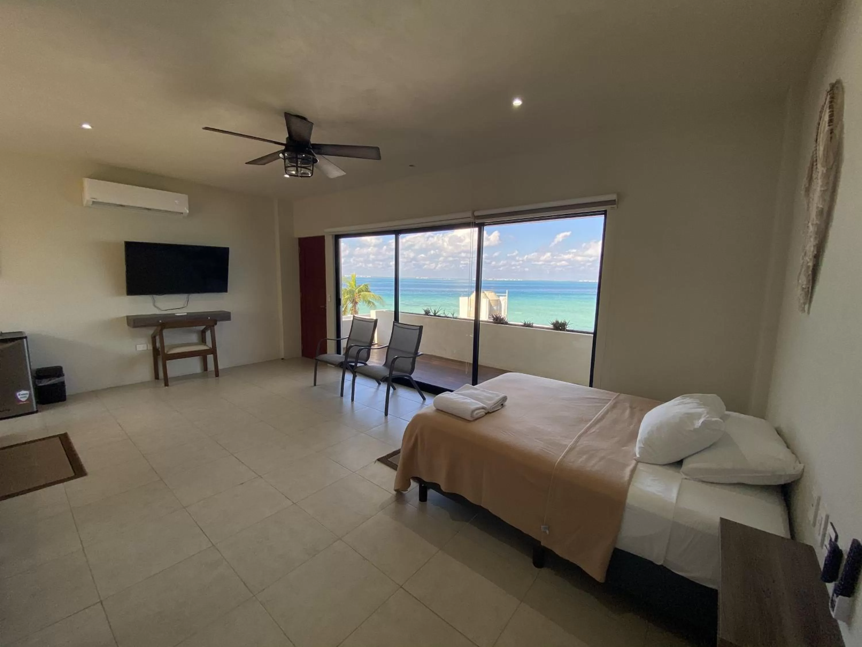 Sea view, Bed in Cuxos Hotel Beachfront