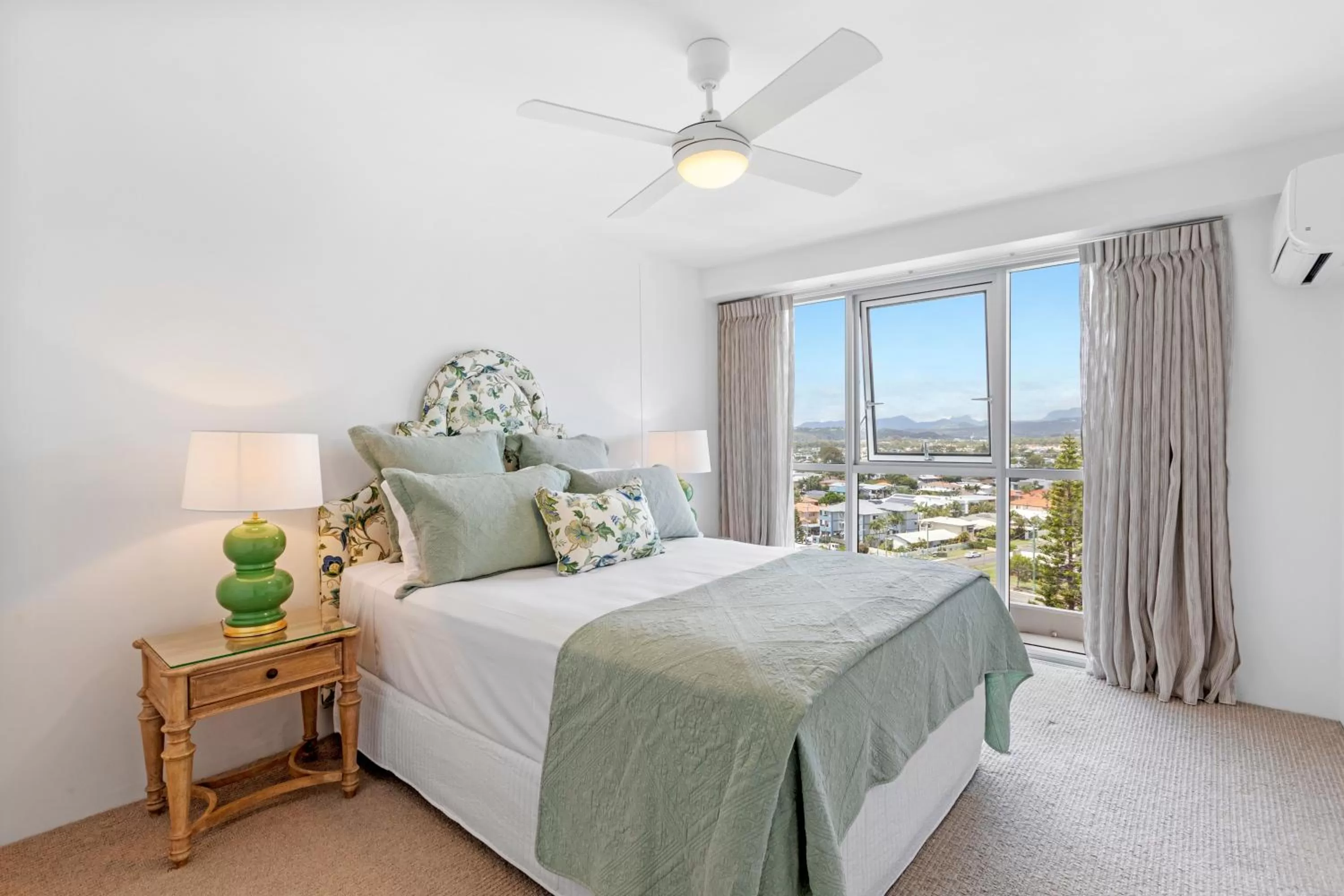 Bed in Solnamara Beachfront Apartments