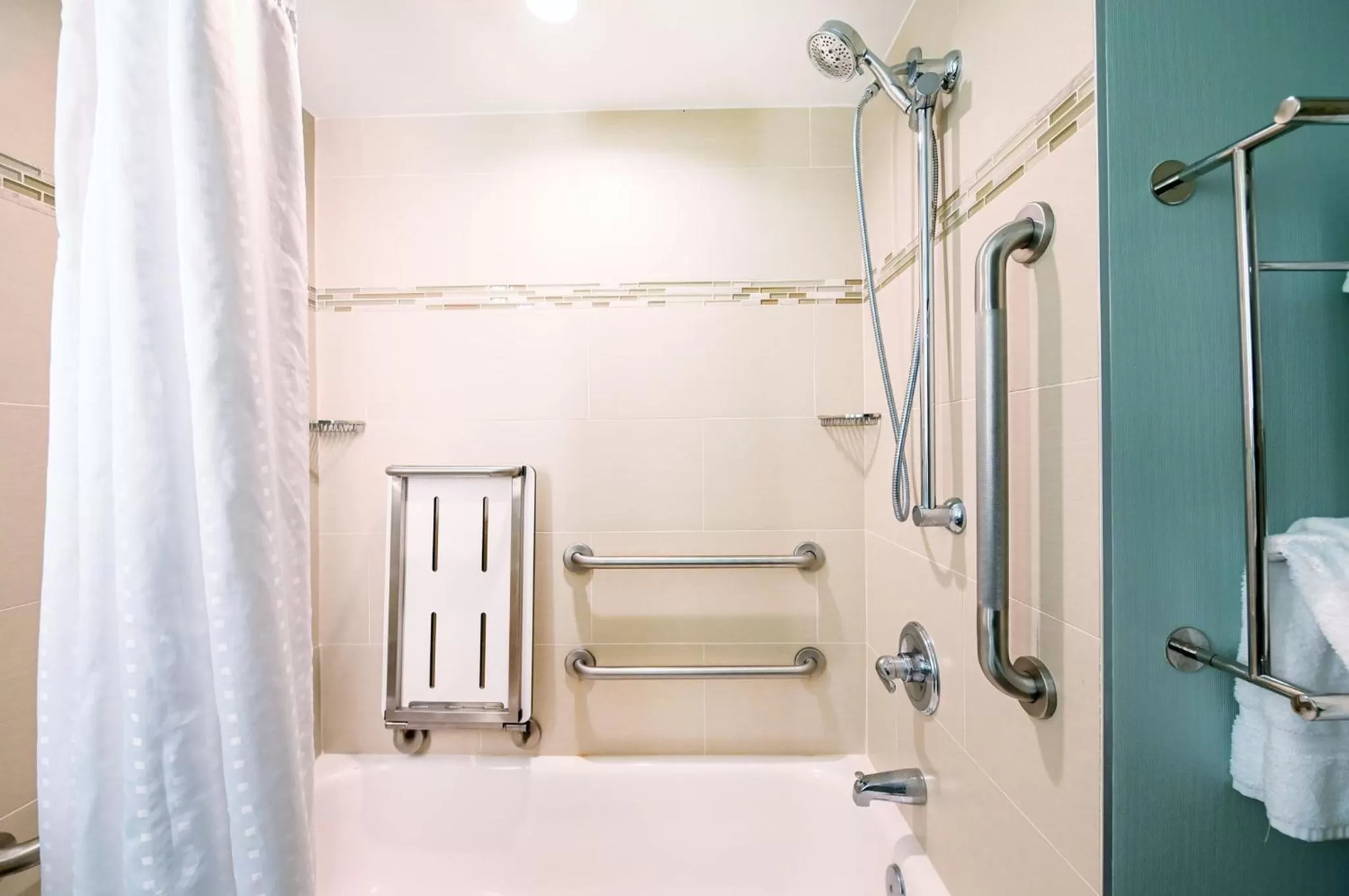 Stadard King Room with Two King Beds and Mobility Accessible Tub in Holiday Inn University Area Charlottesville, an IHG Hotel