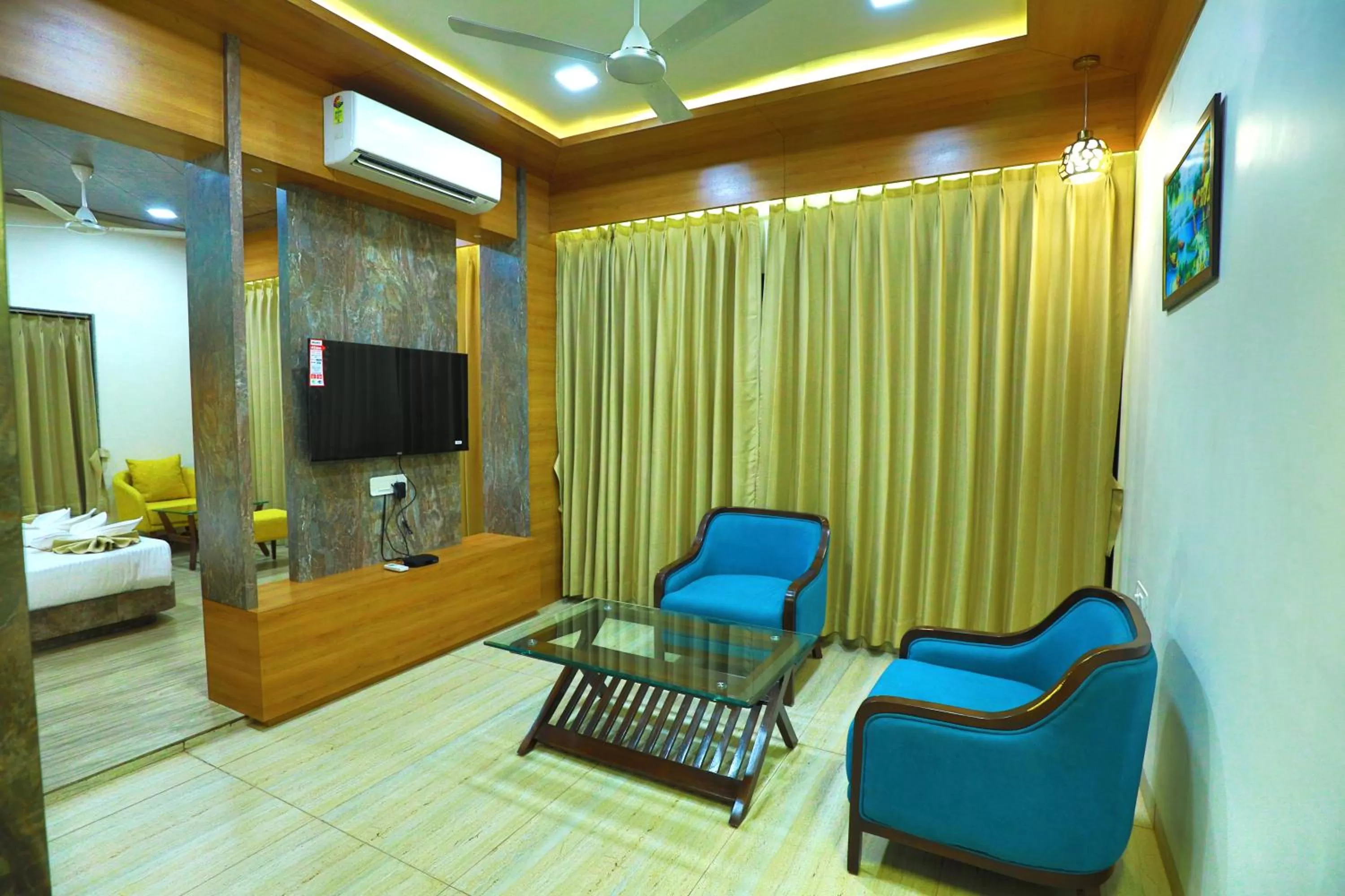 Communal lounge/ TV room, Bed in HOTEL THE GRANDLADHUKARA