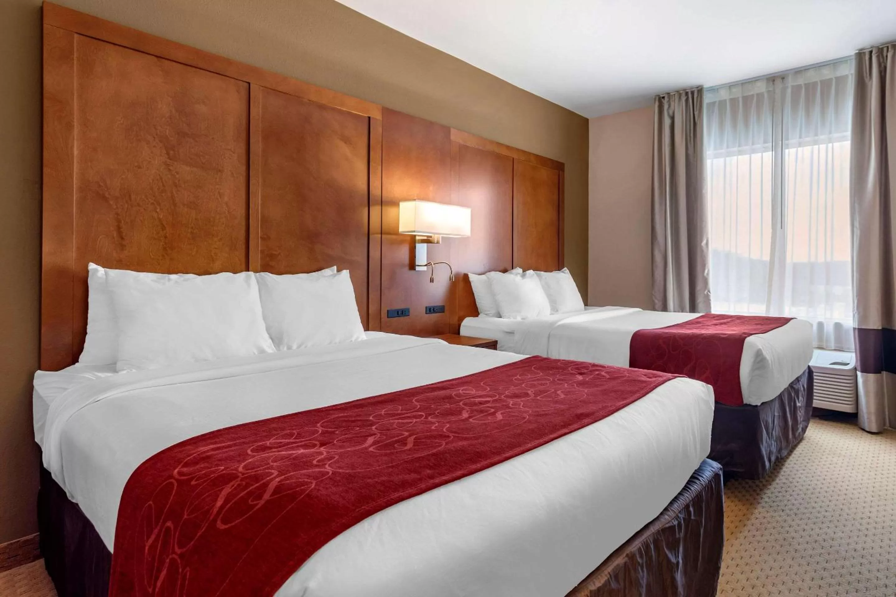 Photo of the whole room, Bed in Comfort Suites Florence Shoals Area