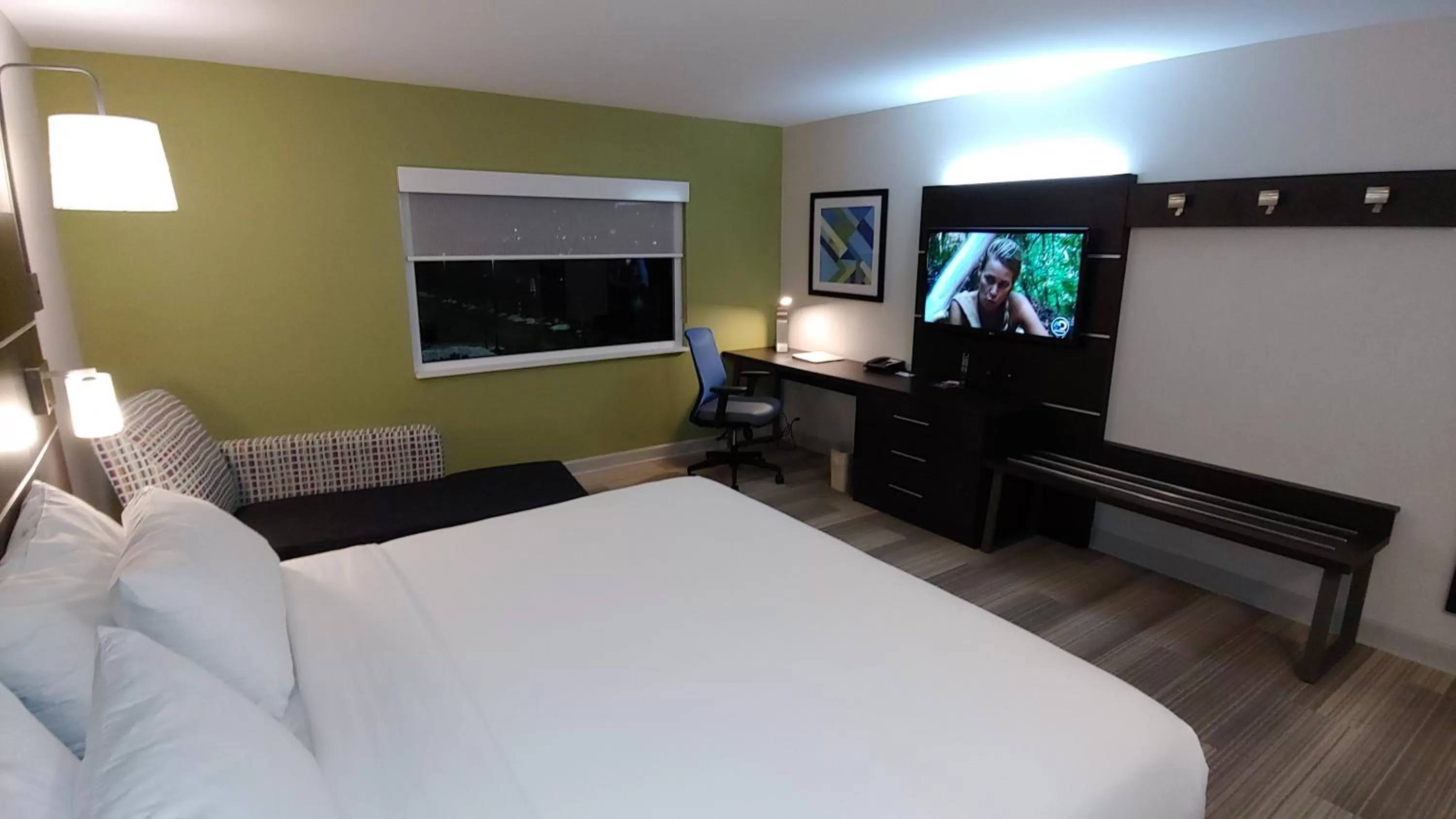 Photo of the whole room, Bed in Holiday Inn Express Schaumburg-Rolling Meadows by IHG