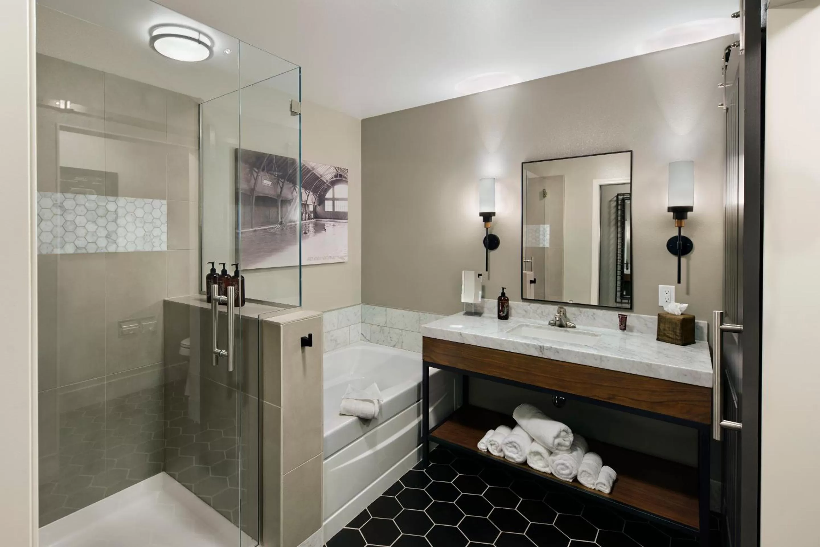 Shower in Oxford Suites Paso Robles