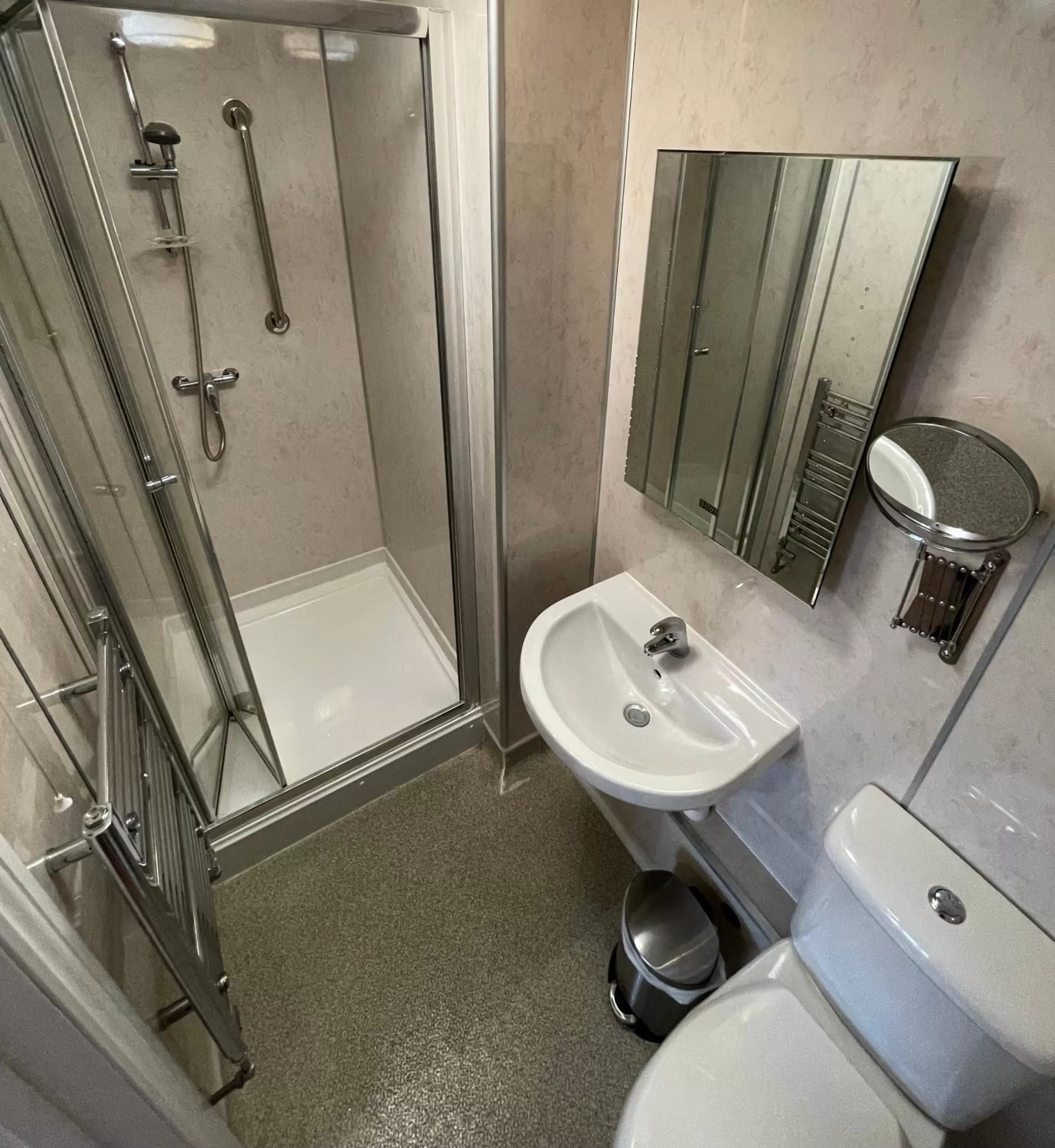 Bathroom in Cadmore Lodge Bed & Breakfast