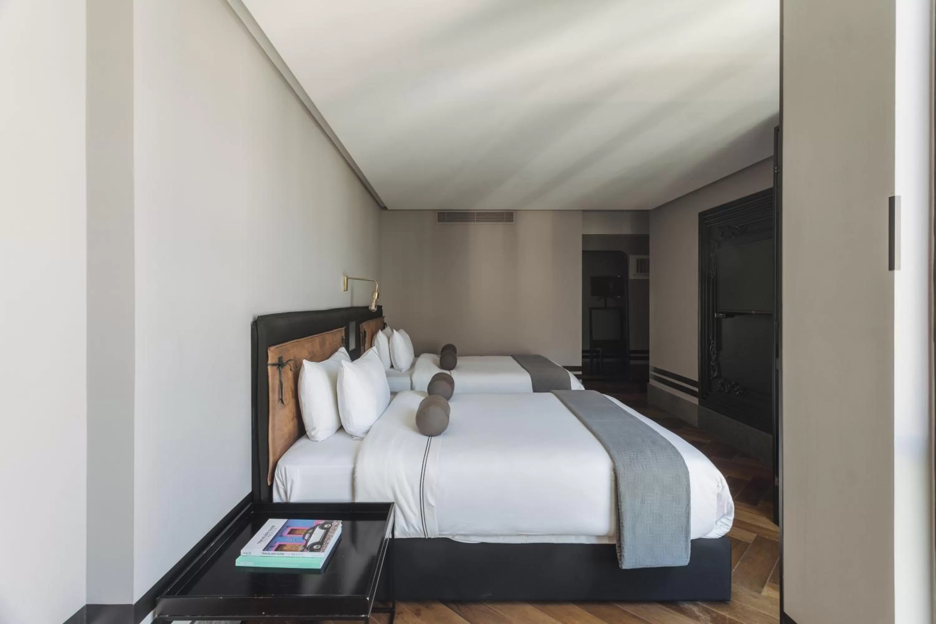 Photo of the whole room, Bed in The Wild Oscar