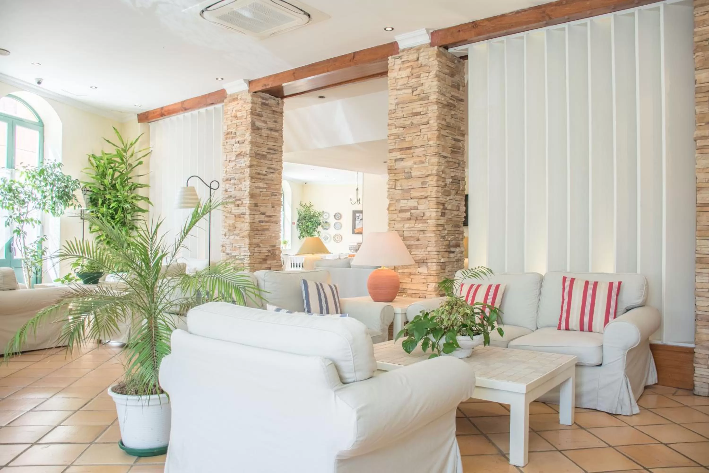 Communal lounge/ TV room in Loule Jardim Hotel