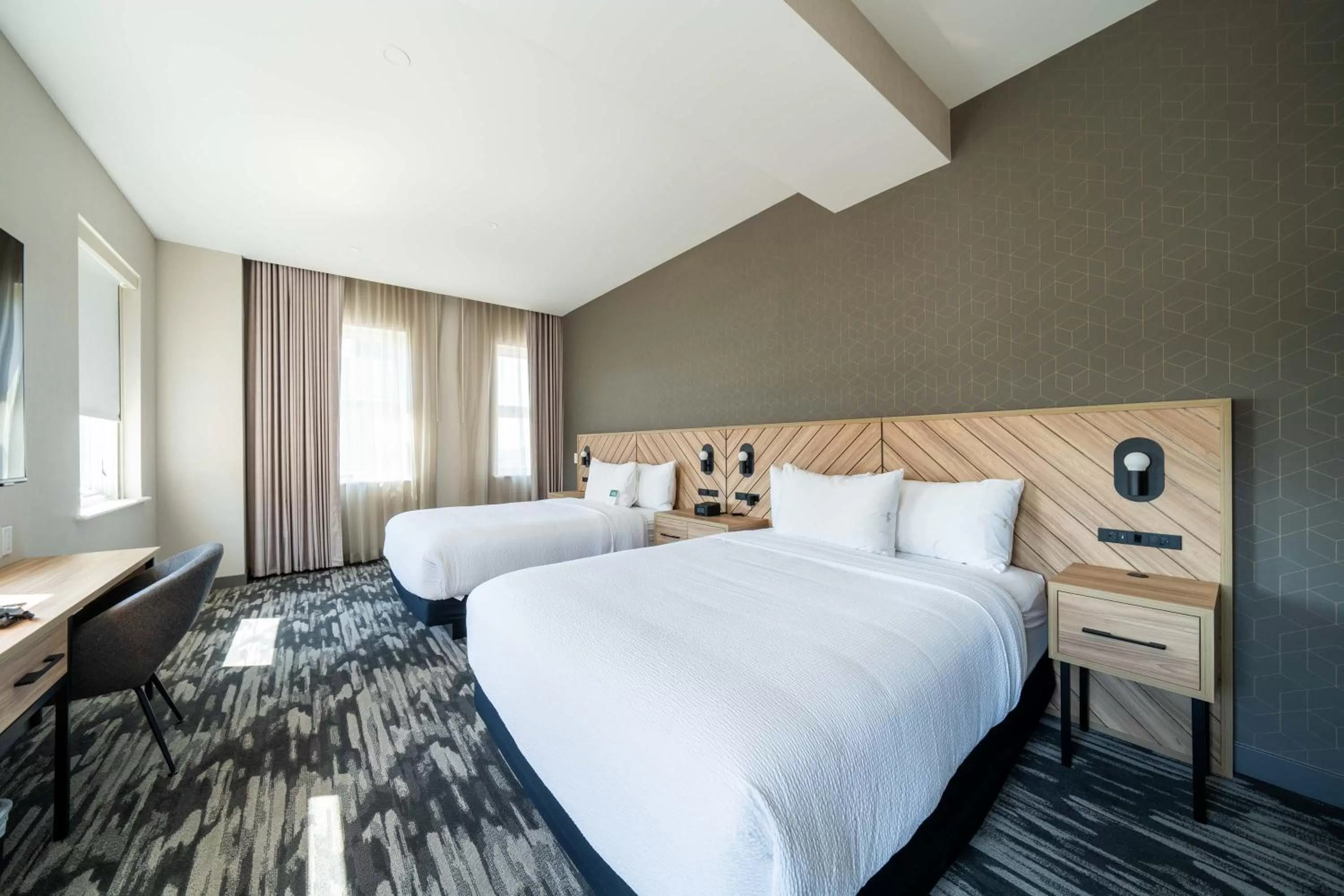 Photo of the whole room, Bed in Sandman Signature Fort Worth Downtown Hotel