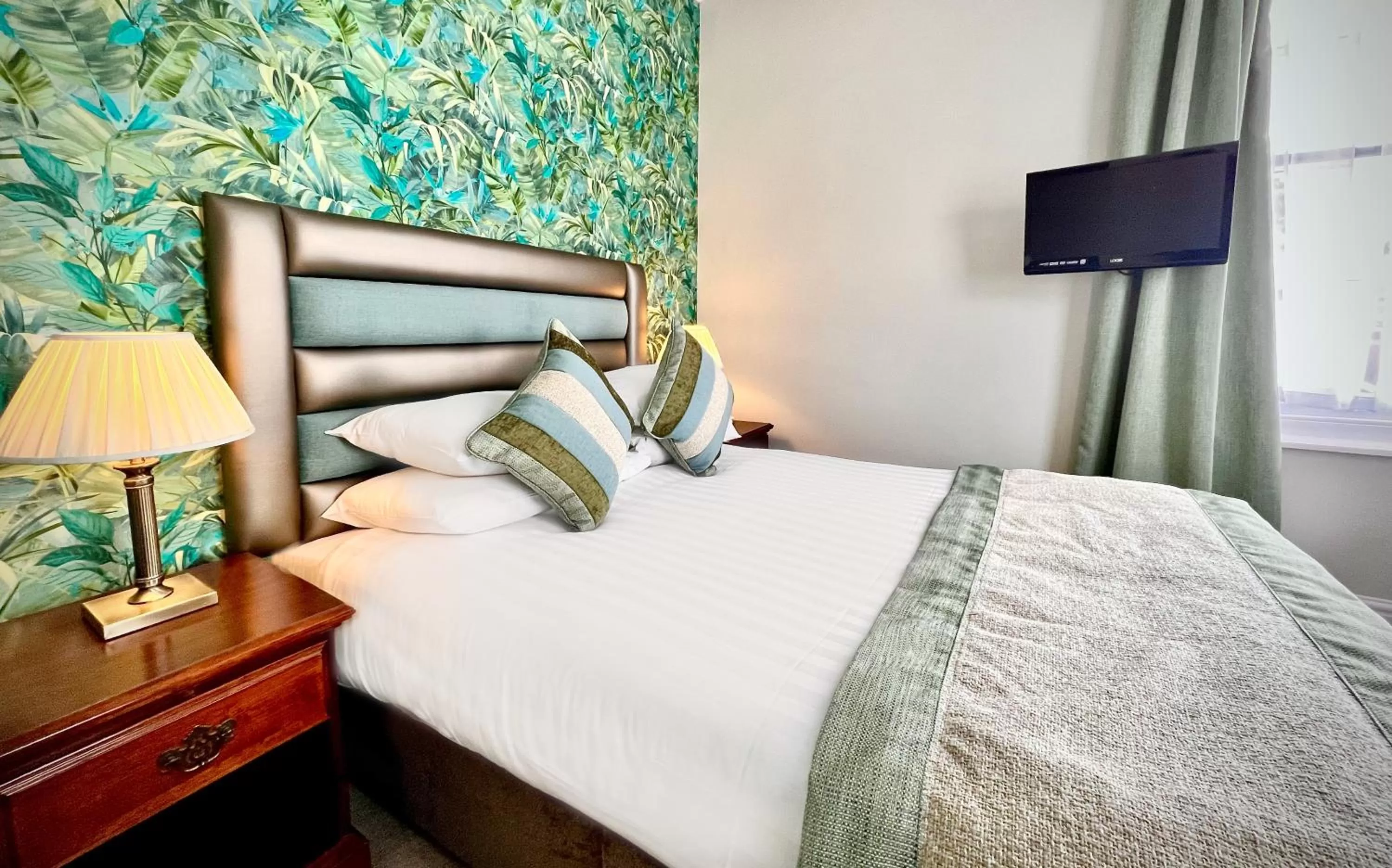 Bedroom, Bed in Abbey Sands Hotel