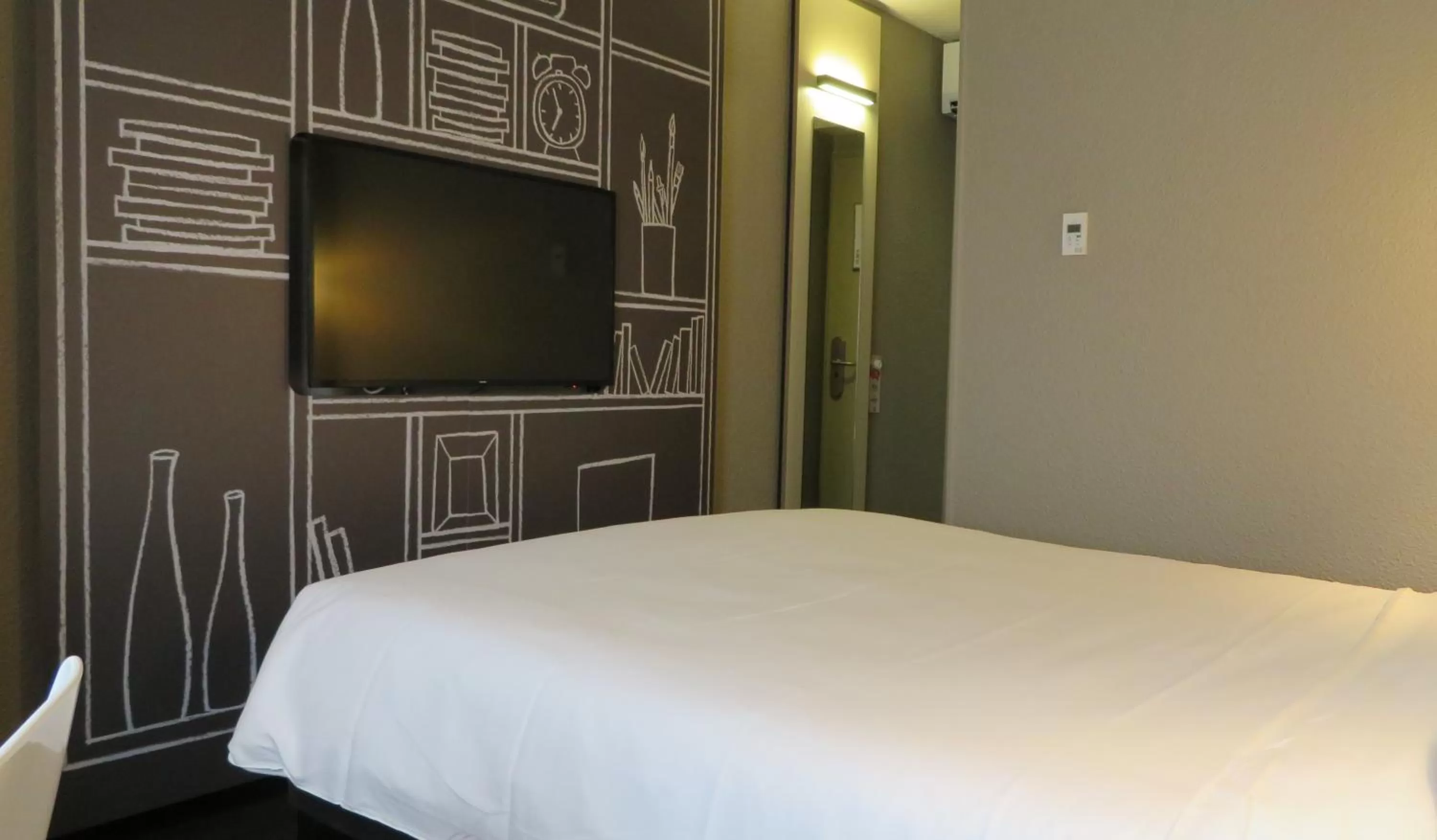 Bed in ibis Melun
