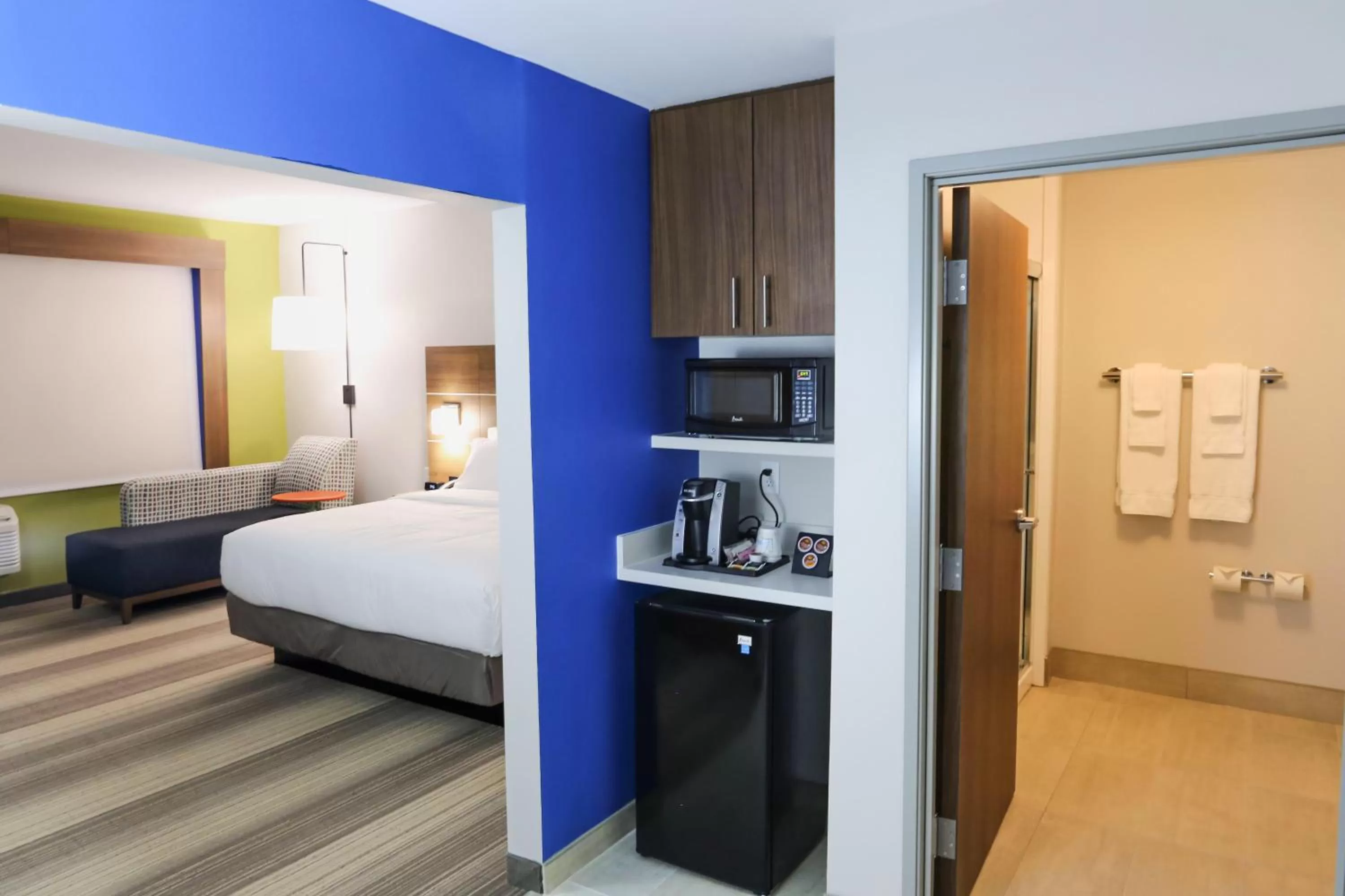 Photo of the whole room, Bed in Holiday Inn Express & Suites - Houston IAH - Beltway 8 by IHG