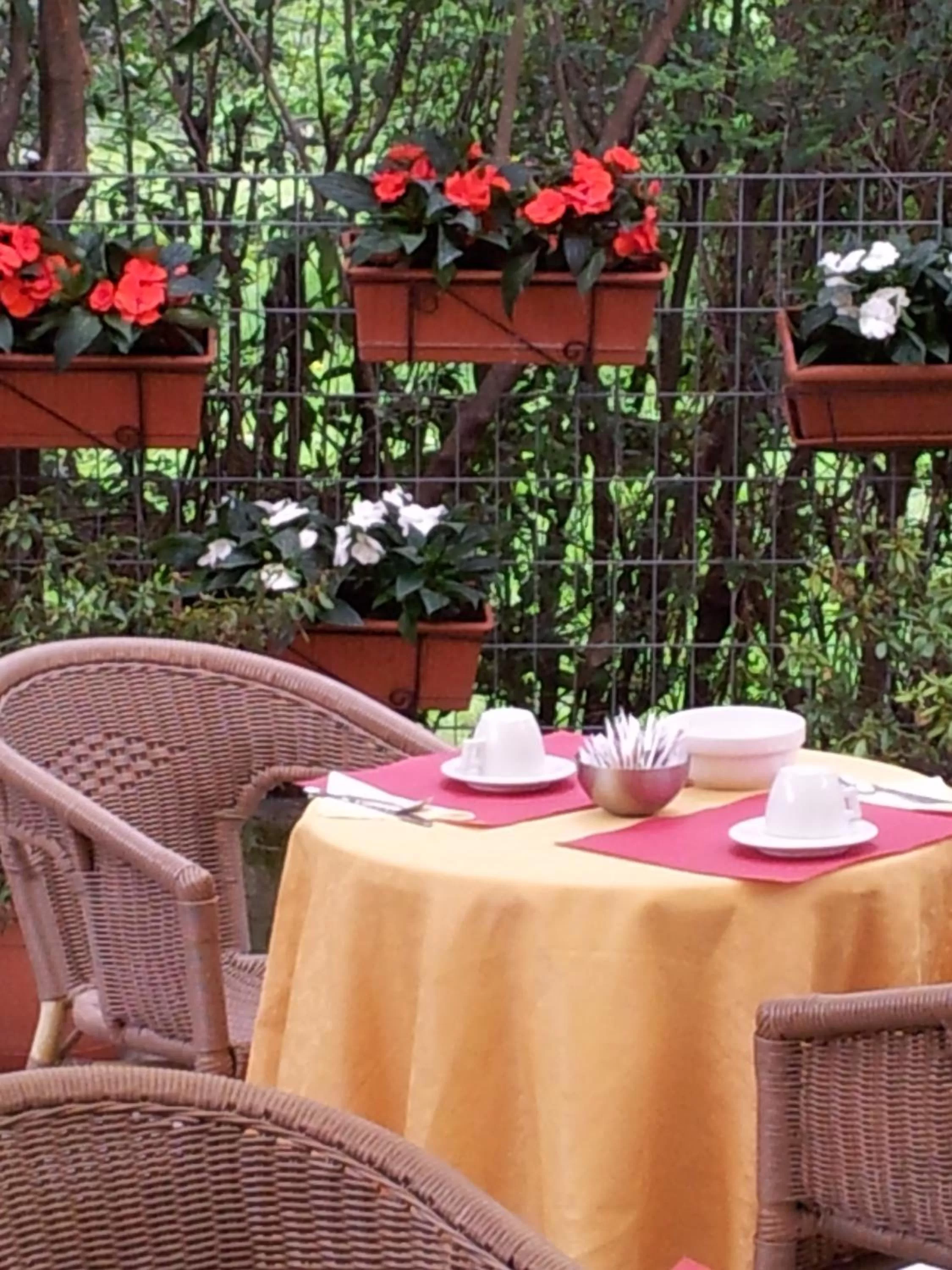 Restaurant/places to eat in Hotel Regit