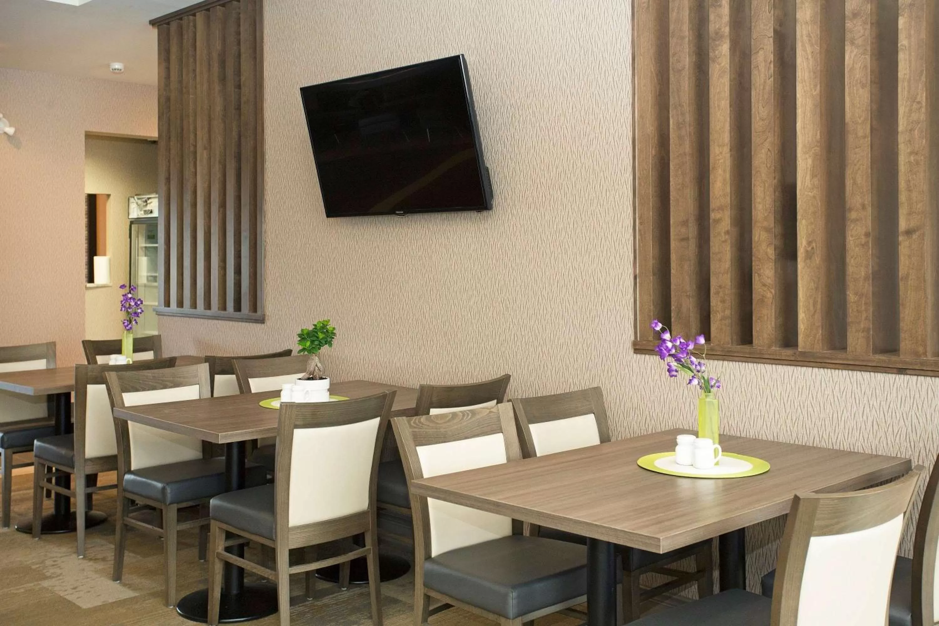 Restaurant/places to eat in Wingate by Wyndham Calgary Airport