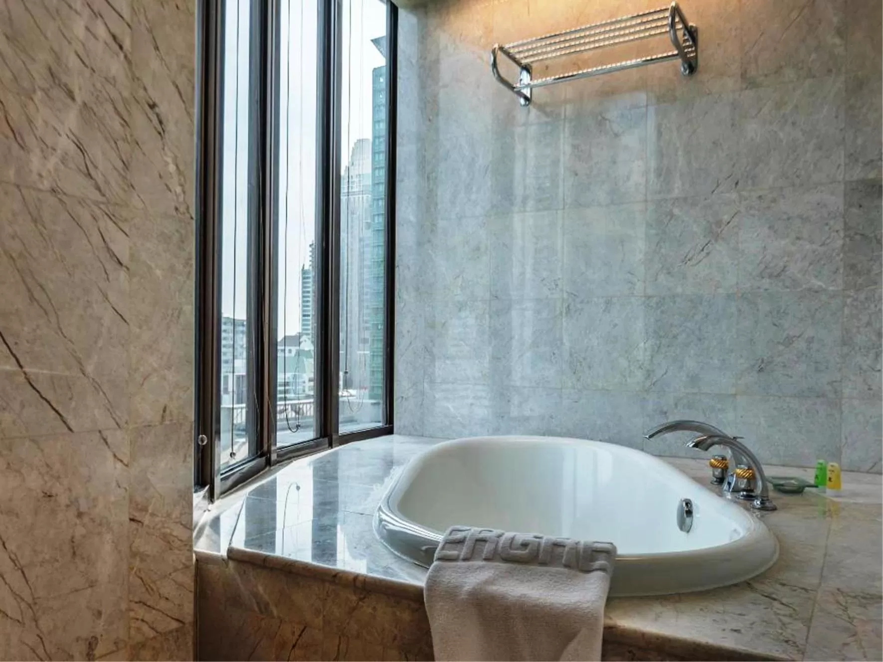 Bathroom in Evergreen Laurel Hotel Bangkok