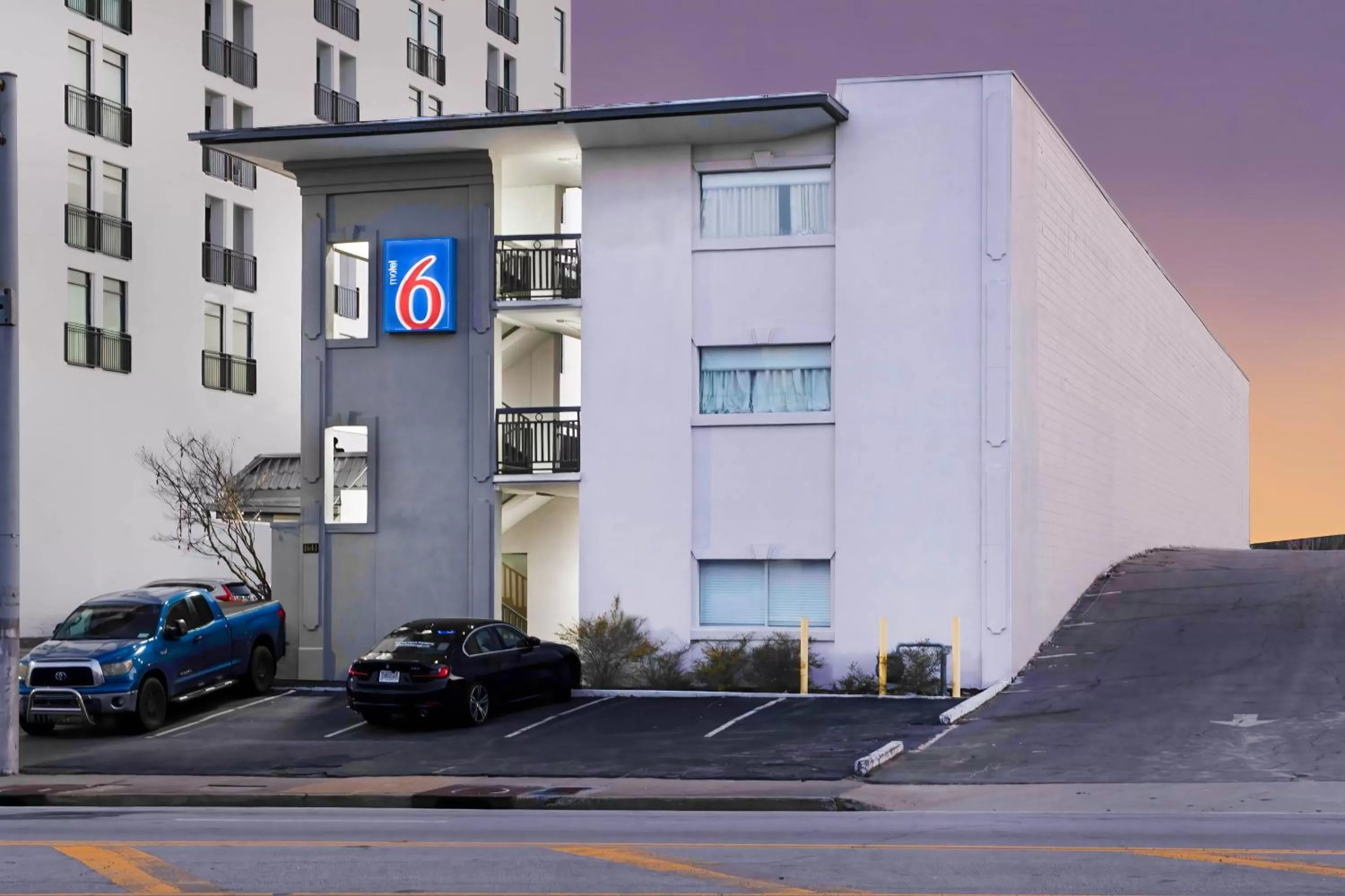 Property building in Motel 6 Atlanta, Ga - Midtown