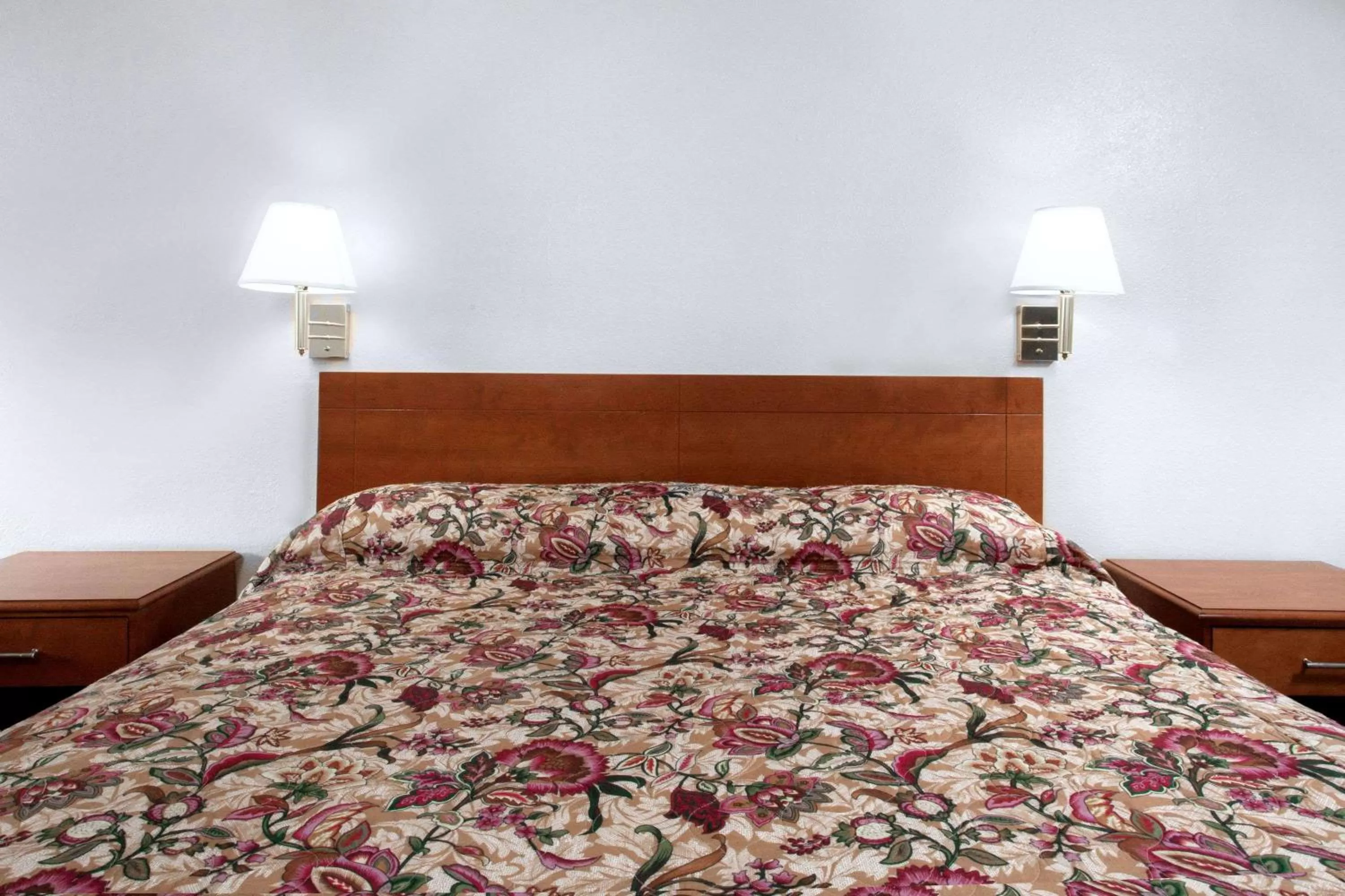 Photo of the whole room, Bed in Knights Inn Pittston