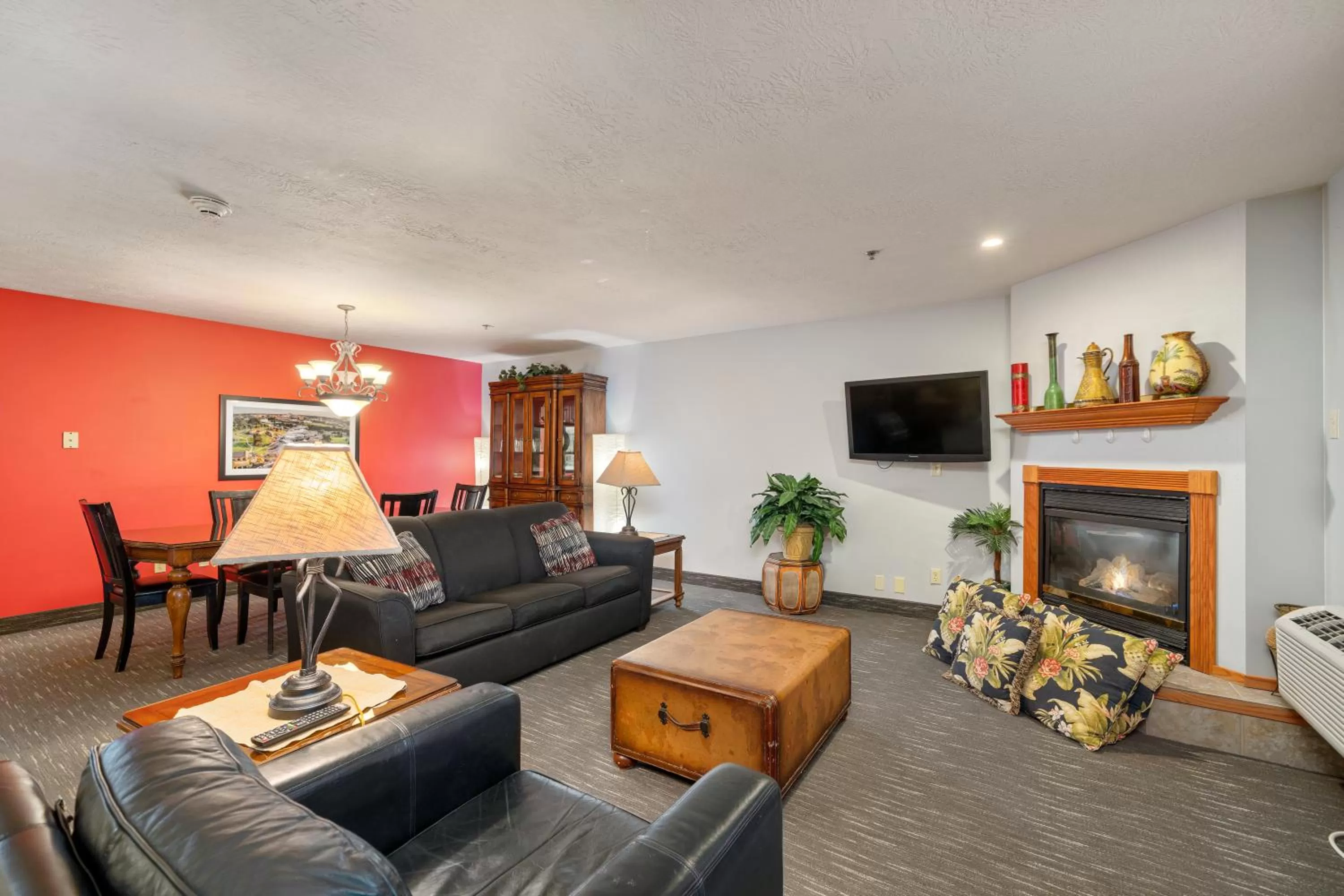 Living room in Ramada by Wyndham Sioux Falls Airport - Waterpark Resort & Event Center