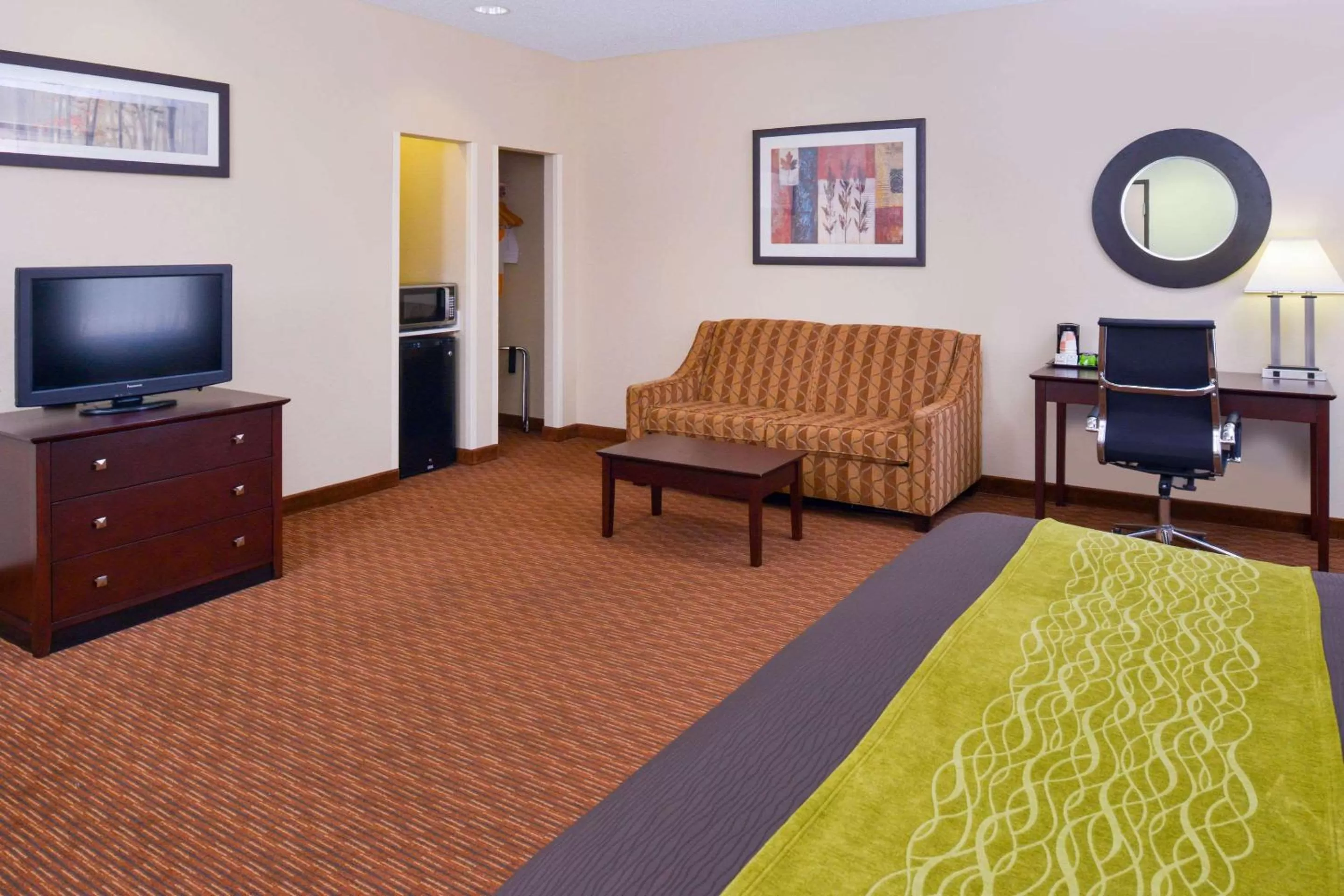 Photo of the whole room, Bed in Holiday Inn Express & Suites Joplin Southeast by IHG