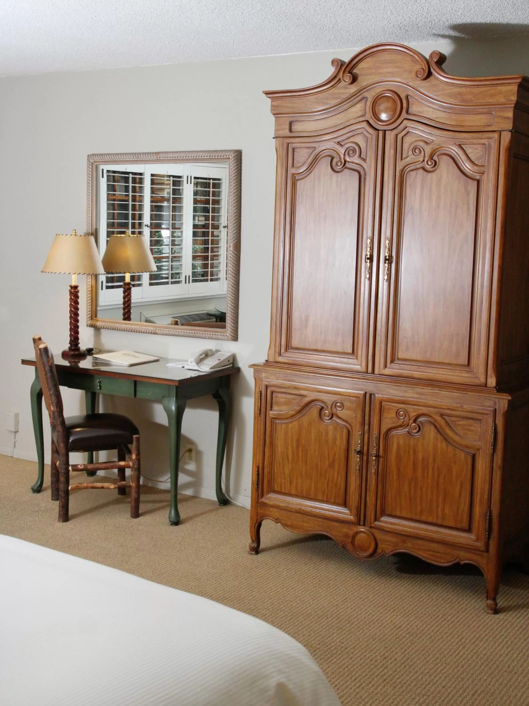 Photo of the whole room, Bed in The Lodge at Riverside