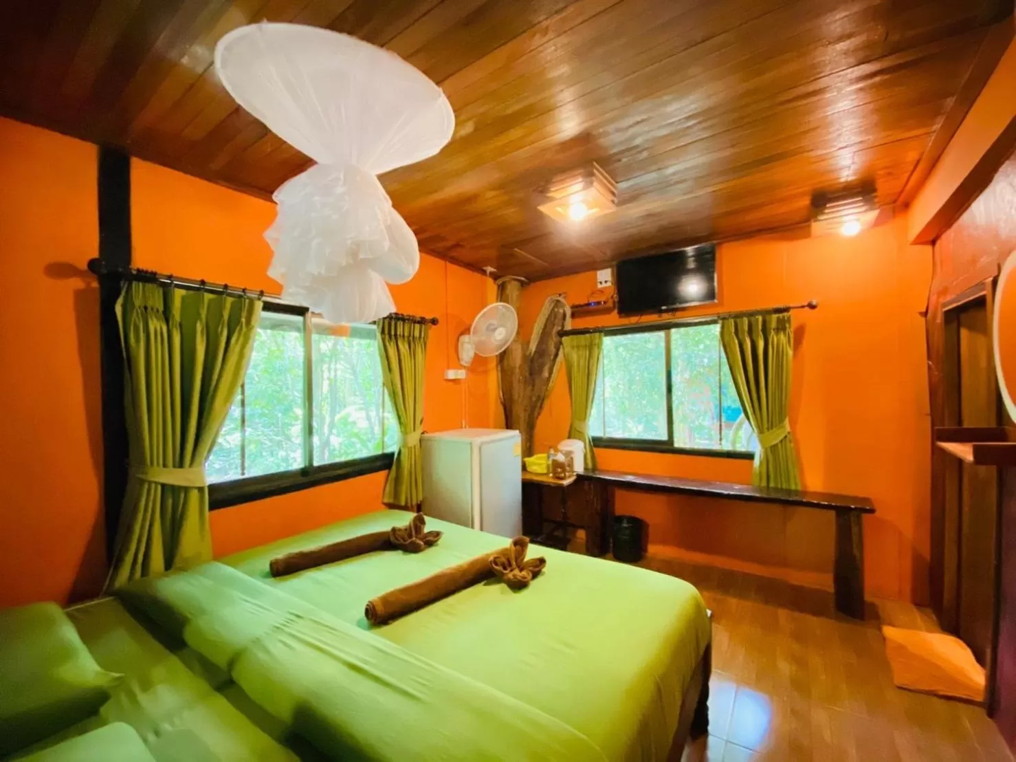 Photo of the whole room, Bed in Khao Sok Tree House Resort