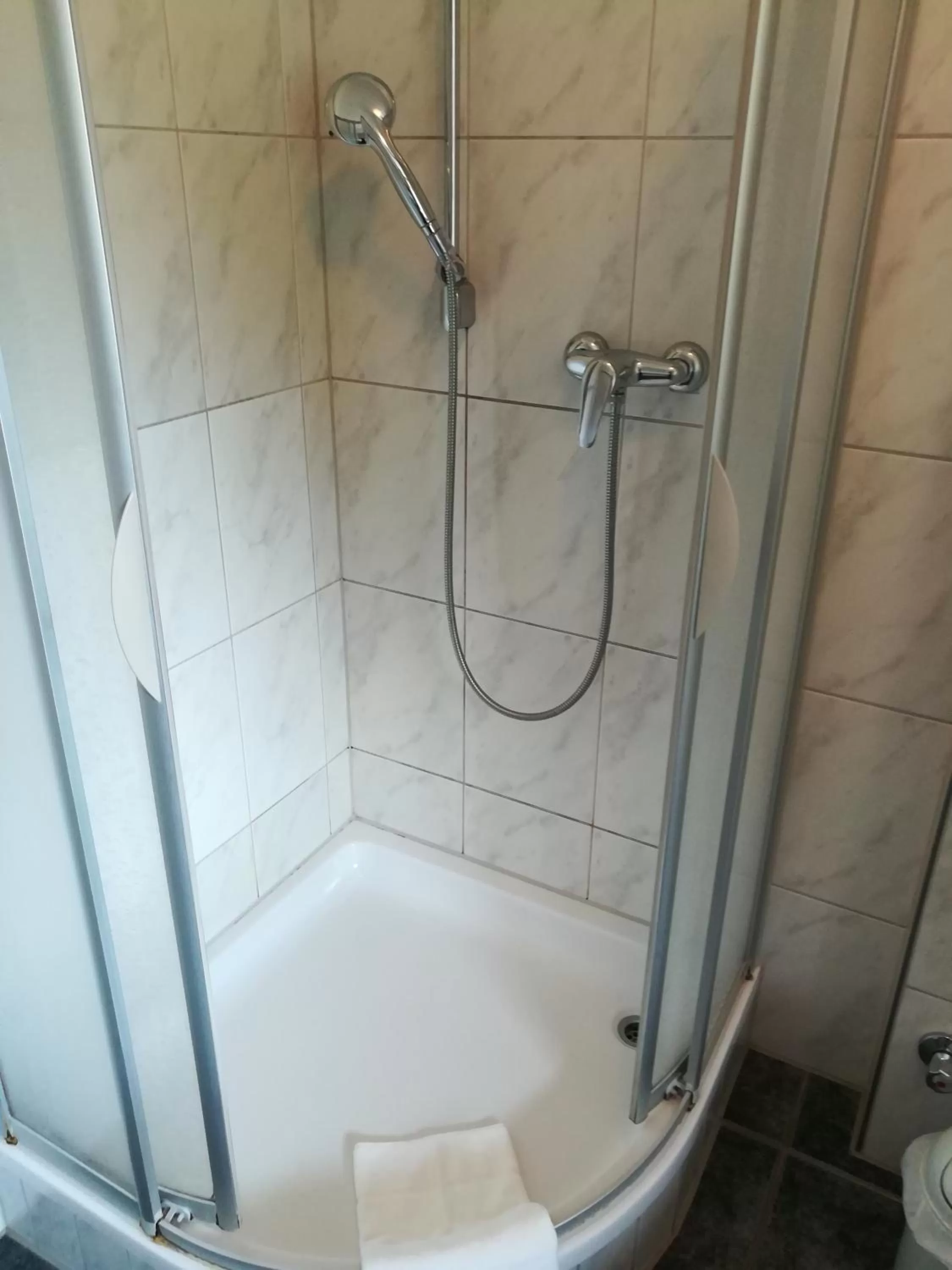 Shower in Gästehaus Grunewald Bed & Breakfast