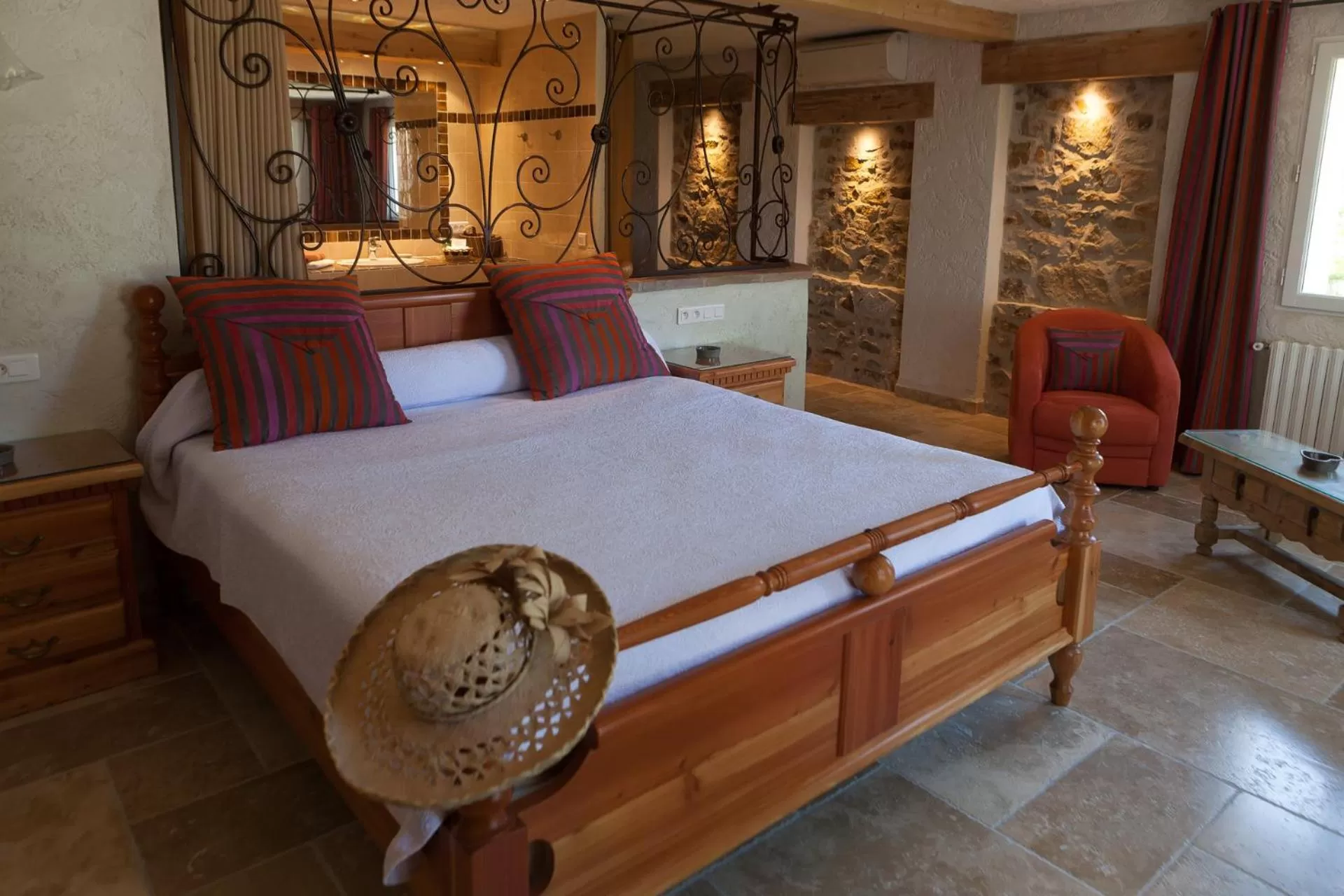 Bed in L' Escapade Hôtel & Restaurant