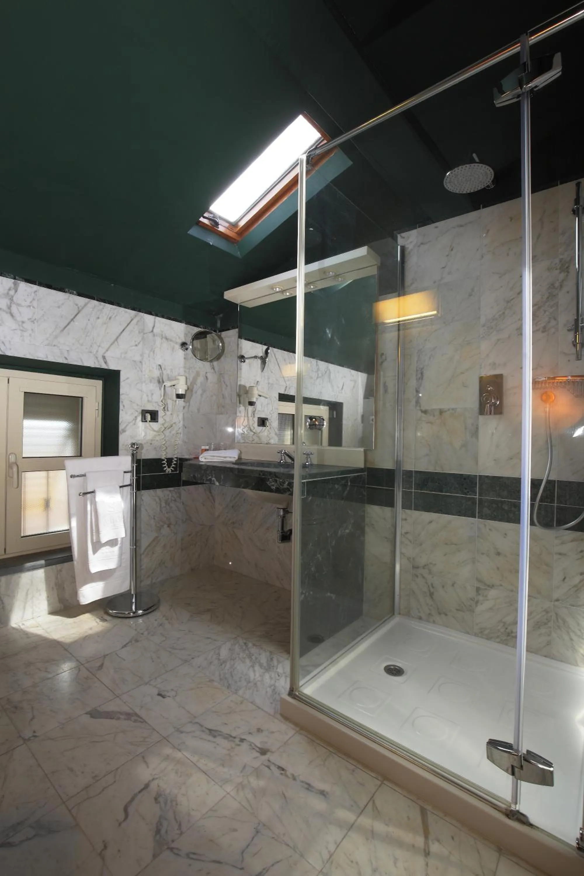 Shower in Albergo Celide