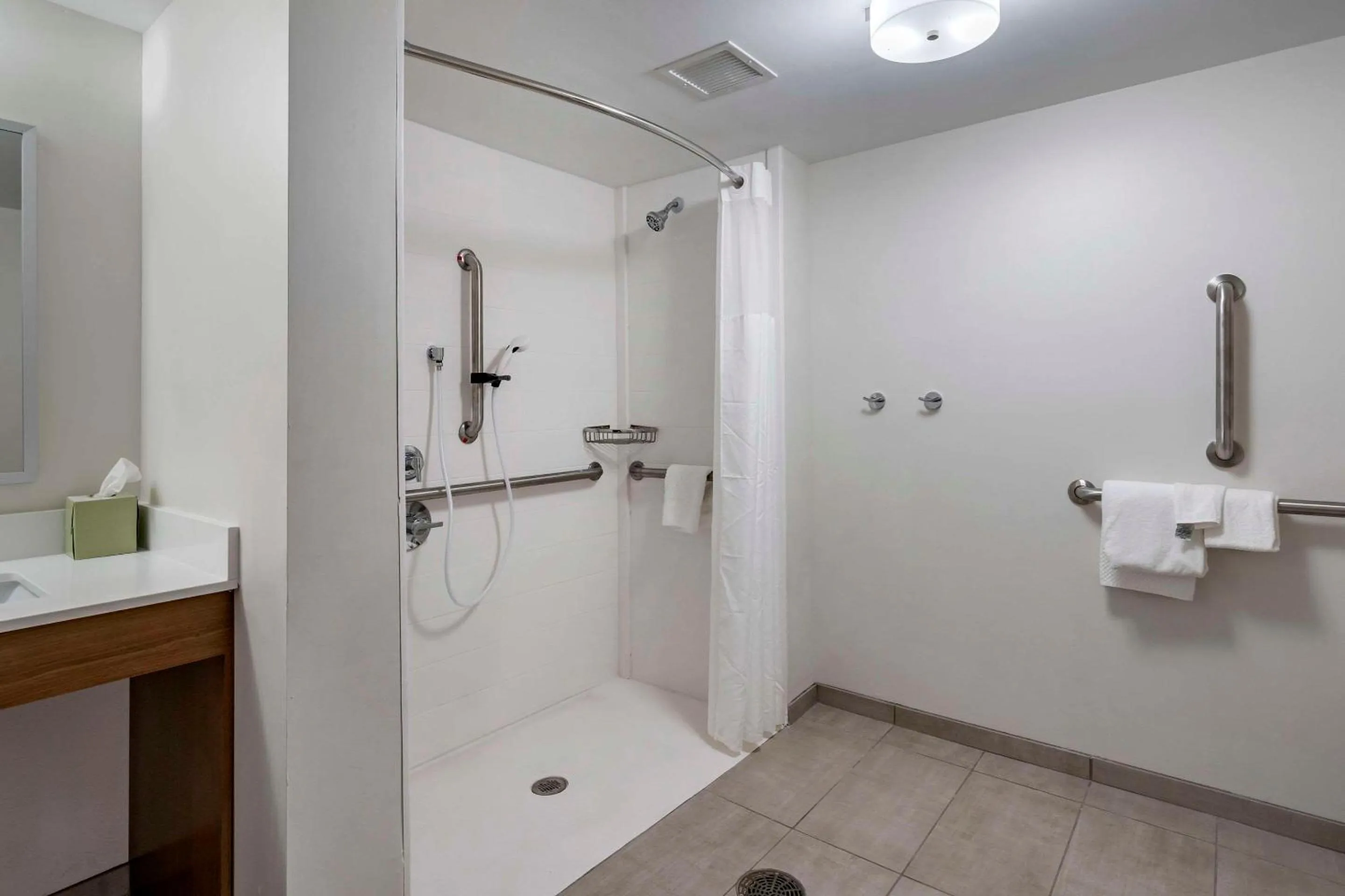 Bedroom in MainStay Suites Lexington I-75