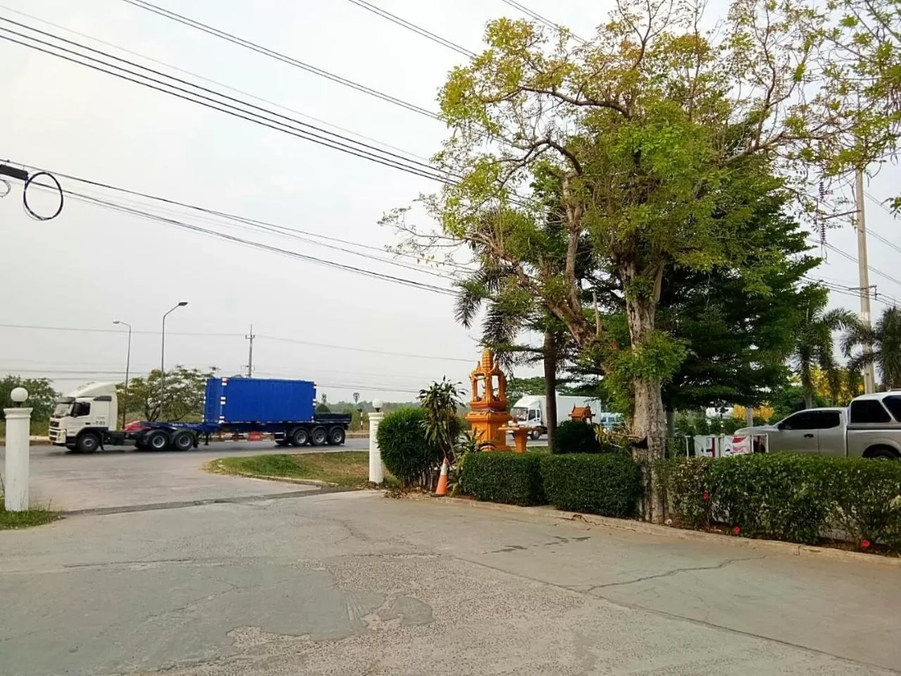 Facade/entrance in โรงแรมฟ้าพราวฝน Fah Proud Fon Hotel