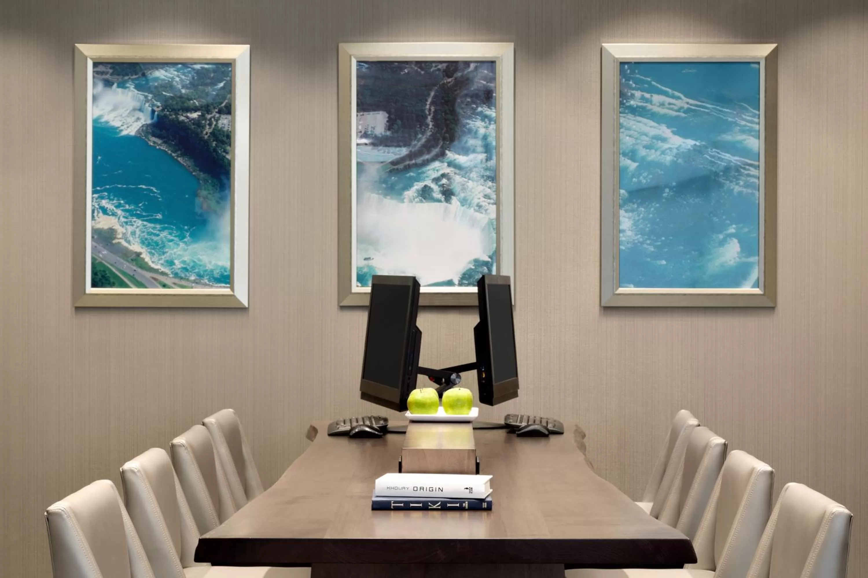 Communal lounge/ TV room in Hyatt Place Niagara Falls