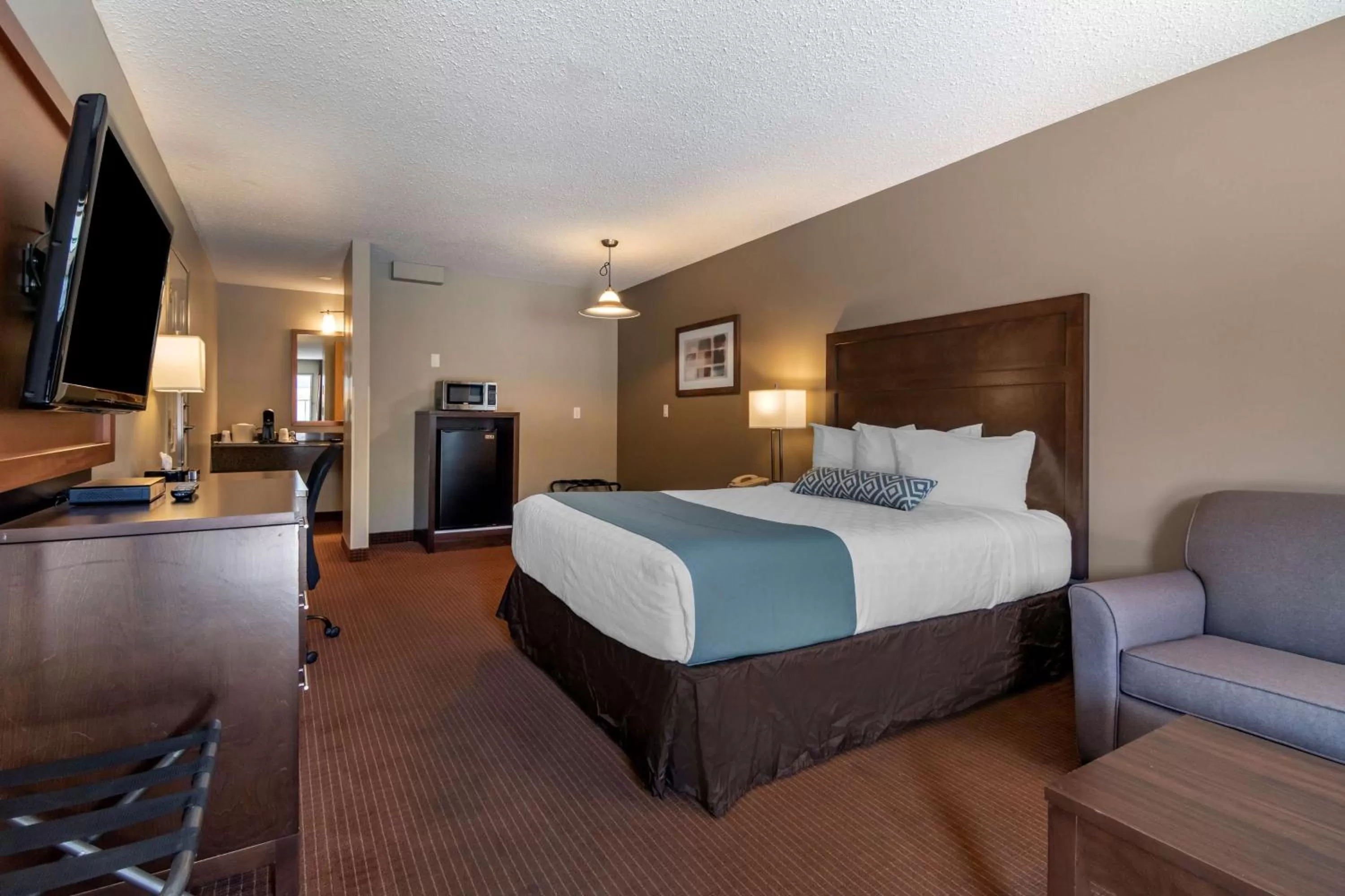 Queen Room - Disability Access in SureStay Plus Hotel by Best Western Salmon Arm