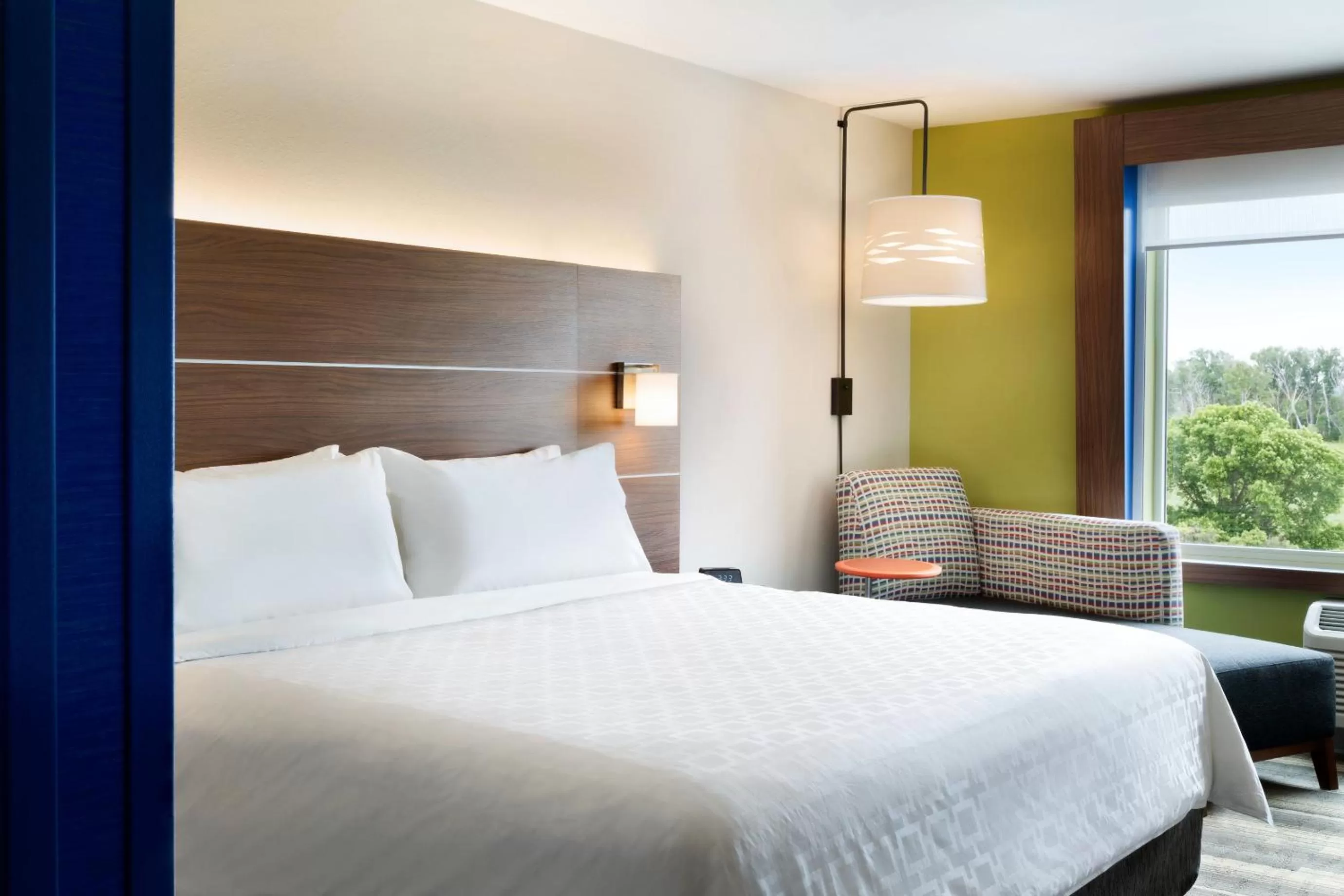 Bed in Holiday Inn Express & Suites - Milwaukee West Allis by IHG