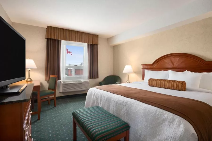 Bedroom, Bed in Travelodge by Wyndham Strathmore