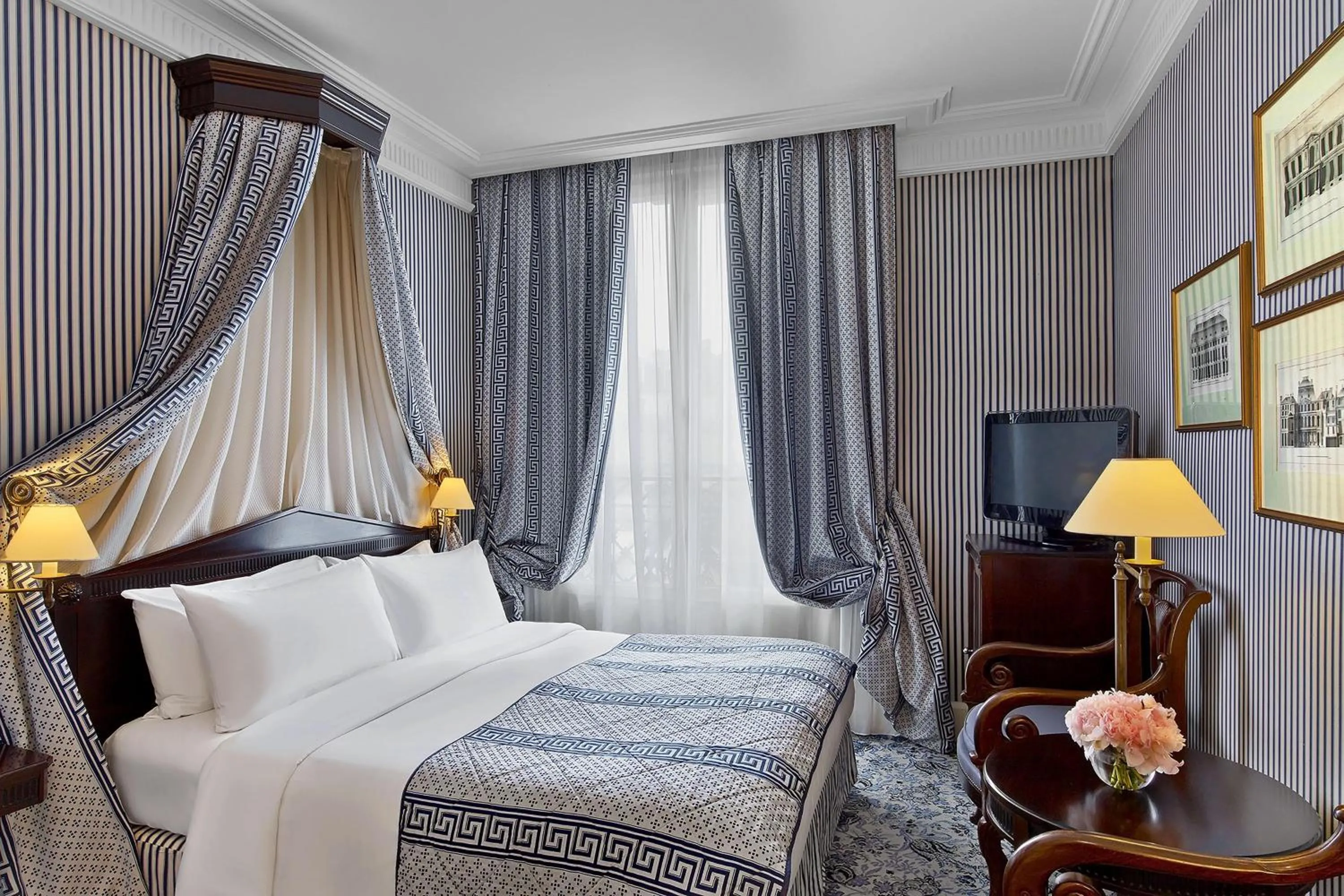 Photo of the whole room, Bed in Le Dokhan's Paris Arc de Triomphe, a Tribute Portfolio Hotel