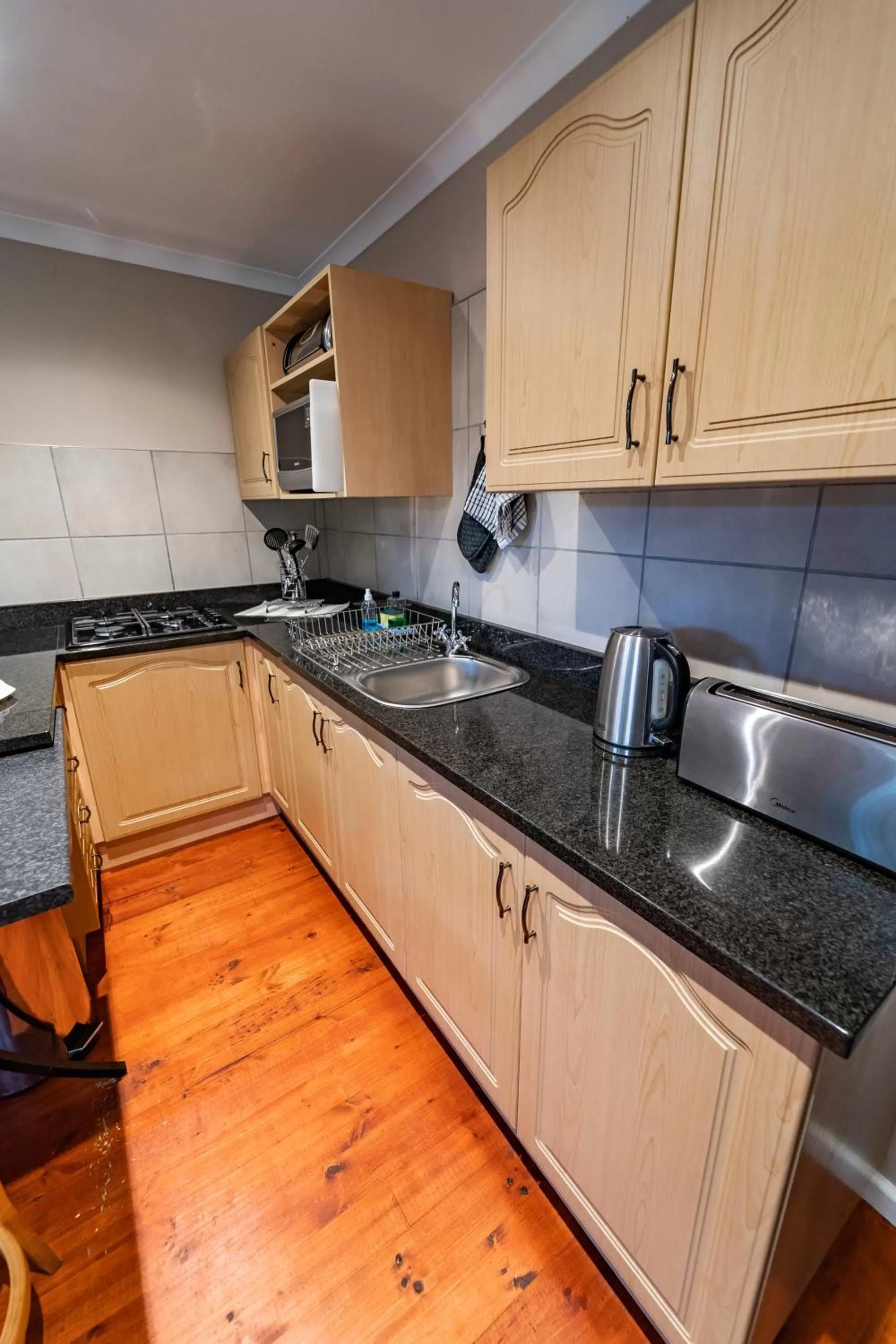 Kitchen or kitchenette in Gooderson Knysna Chalets