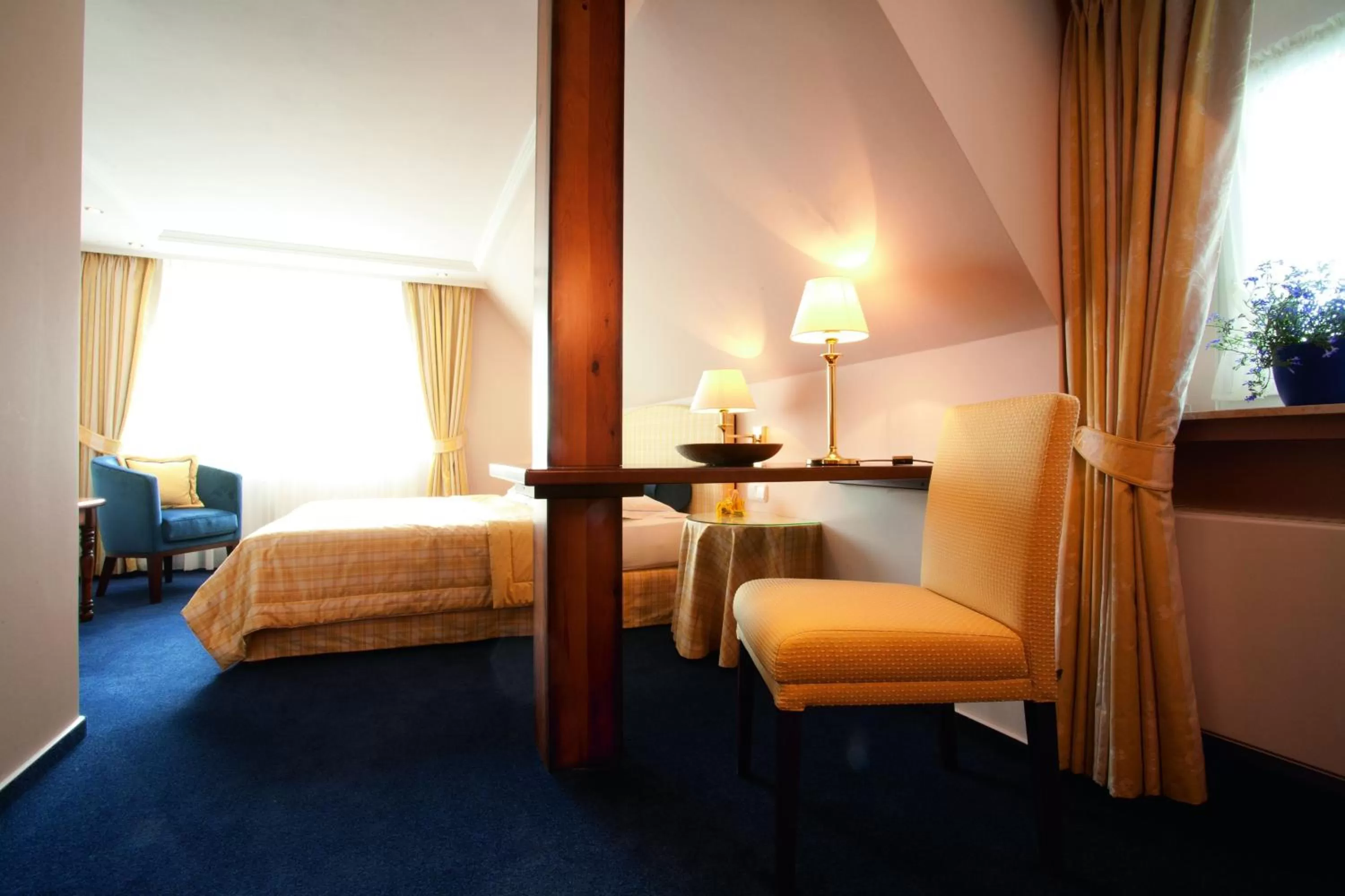 Photo of the whole room, Bed in Romantik Berghotel Astenkrone