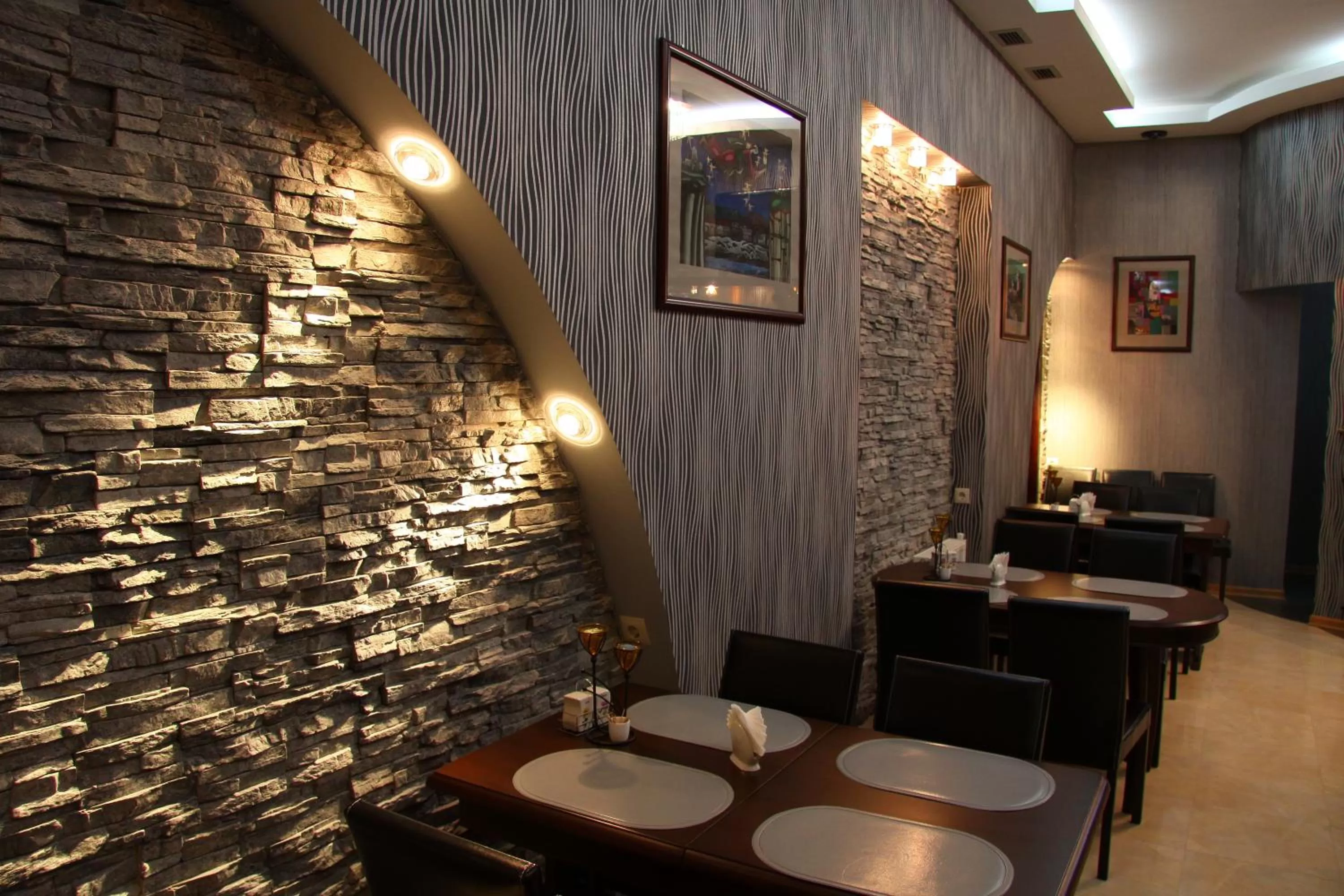 Restaurant/places to eat in Hotel Old Town