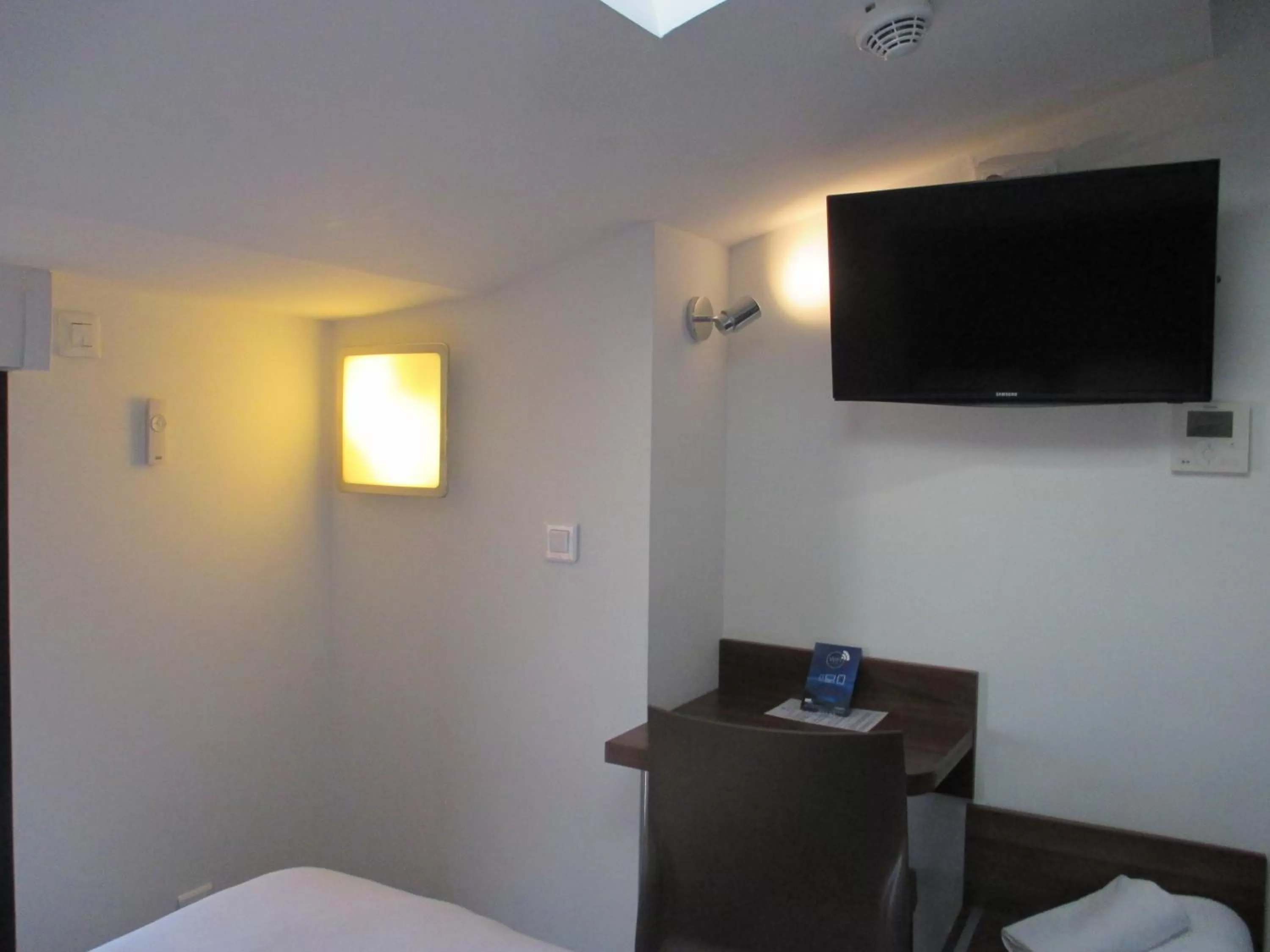 Bedroom, Bed in Hôtel le Pastel