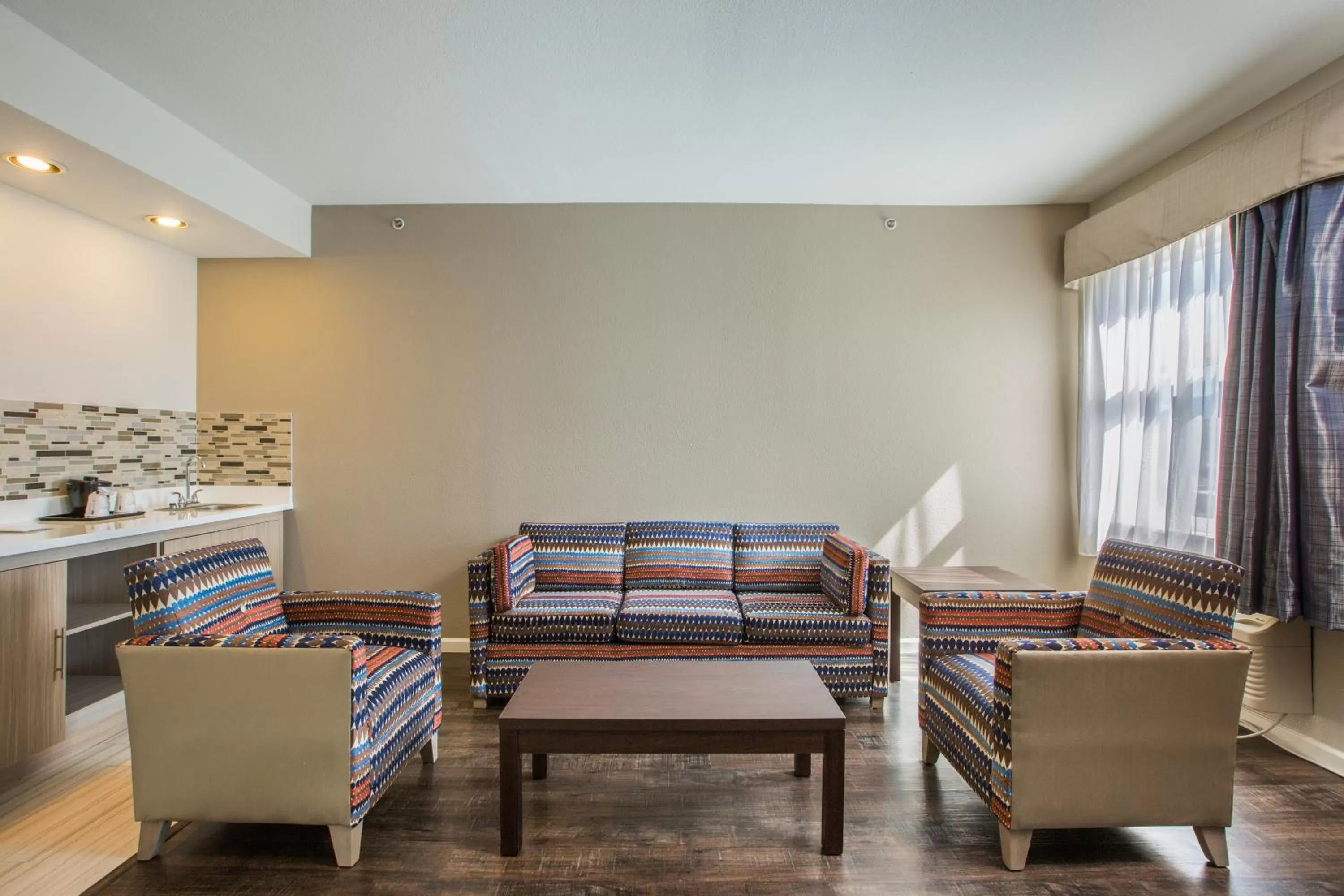 Seating area in Baymont by Wyndham Albuquerque Airport