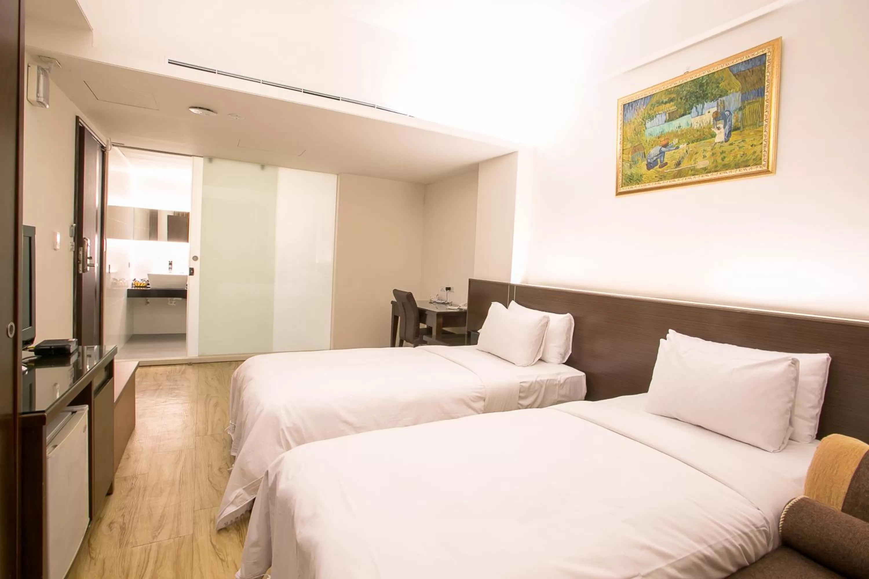 Photo of the whole room, Bed in Huang Shin Business Hotel-Chung Kang