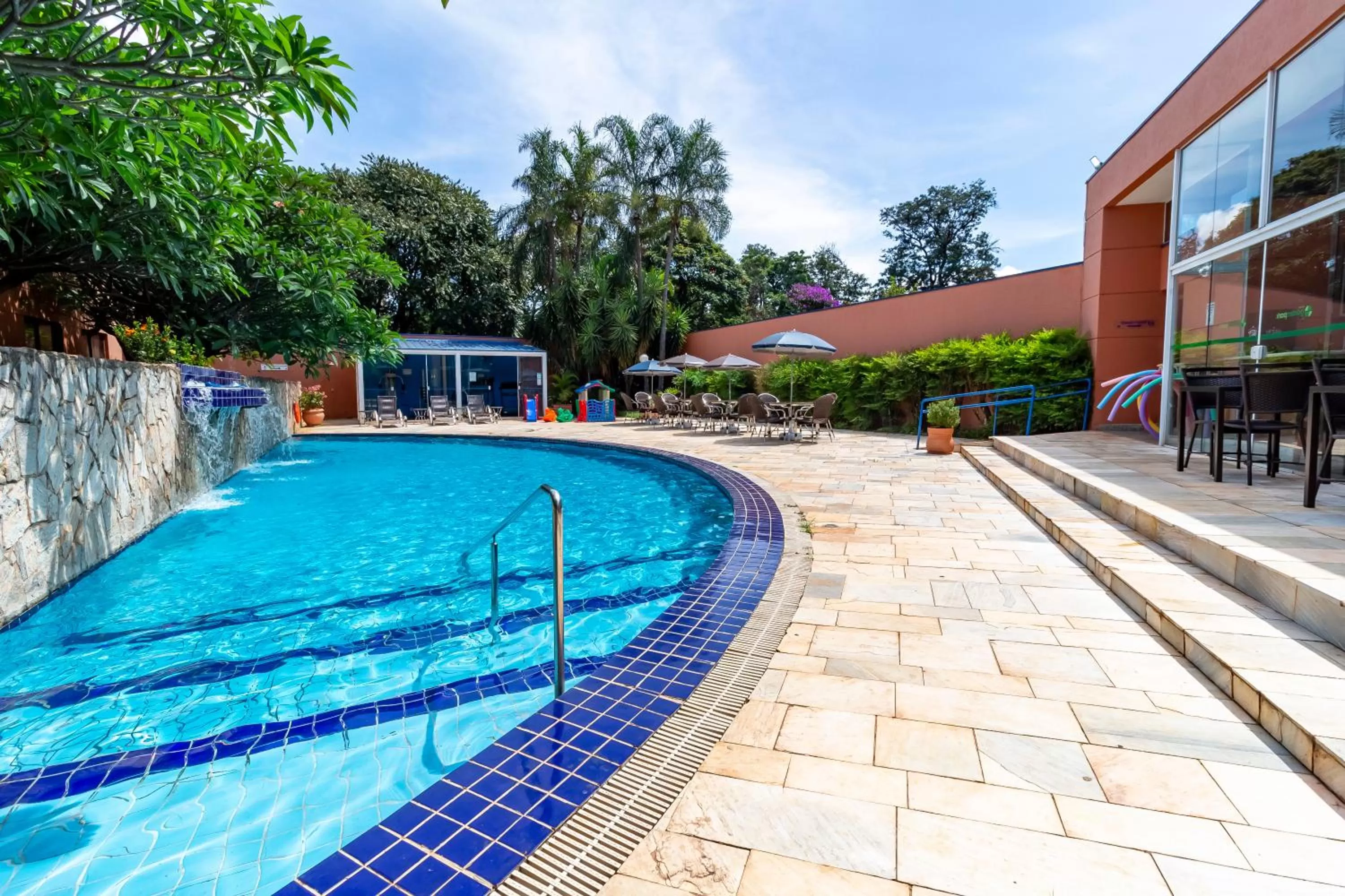 Swimming pool in Hotel Golden Park Ribeirão Preto by Nacional Inn