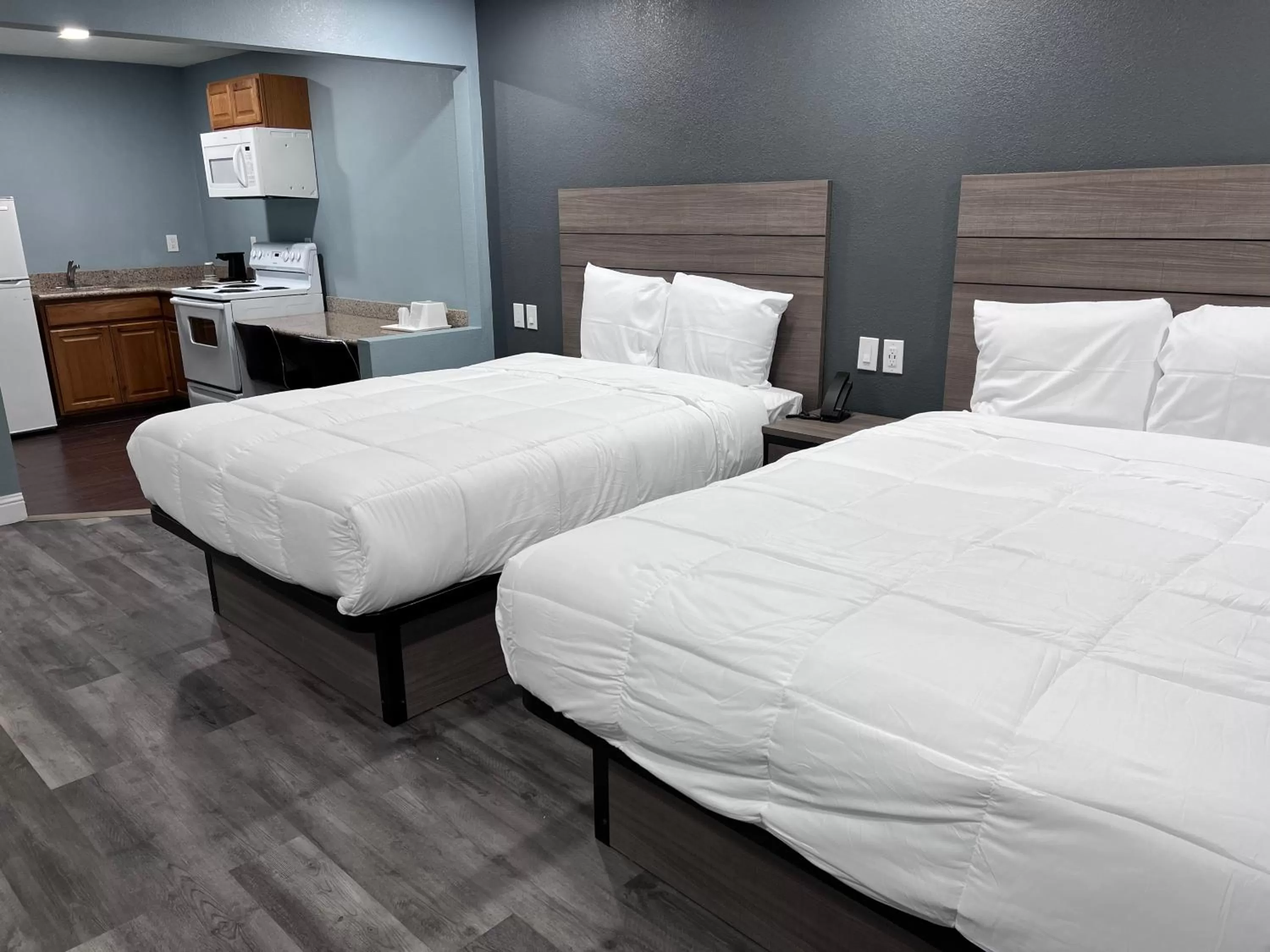 Bed in Surf City Inn & Suites