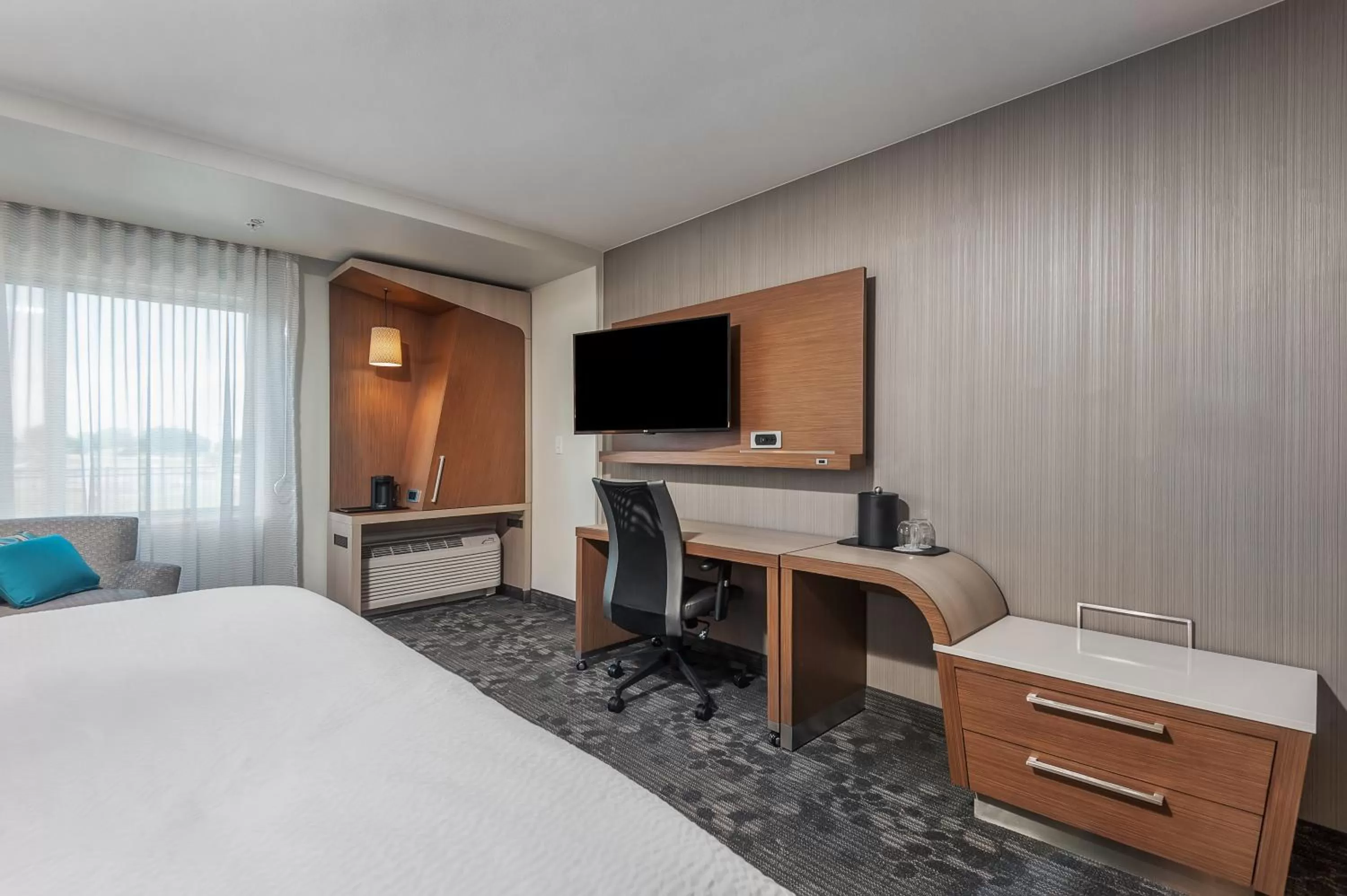 TV and multimedia, Bed in Courtyard by Marriott Ardmore