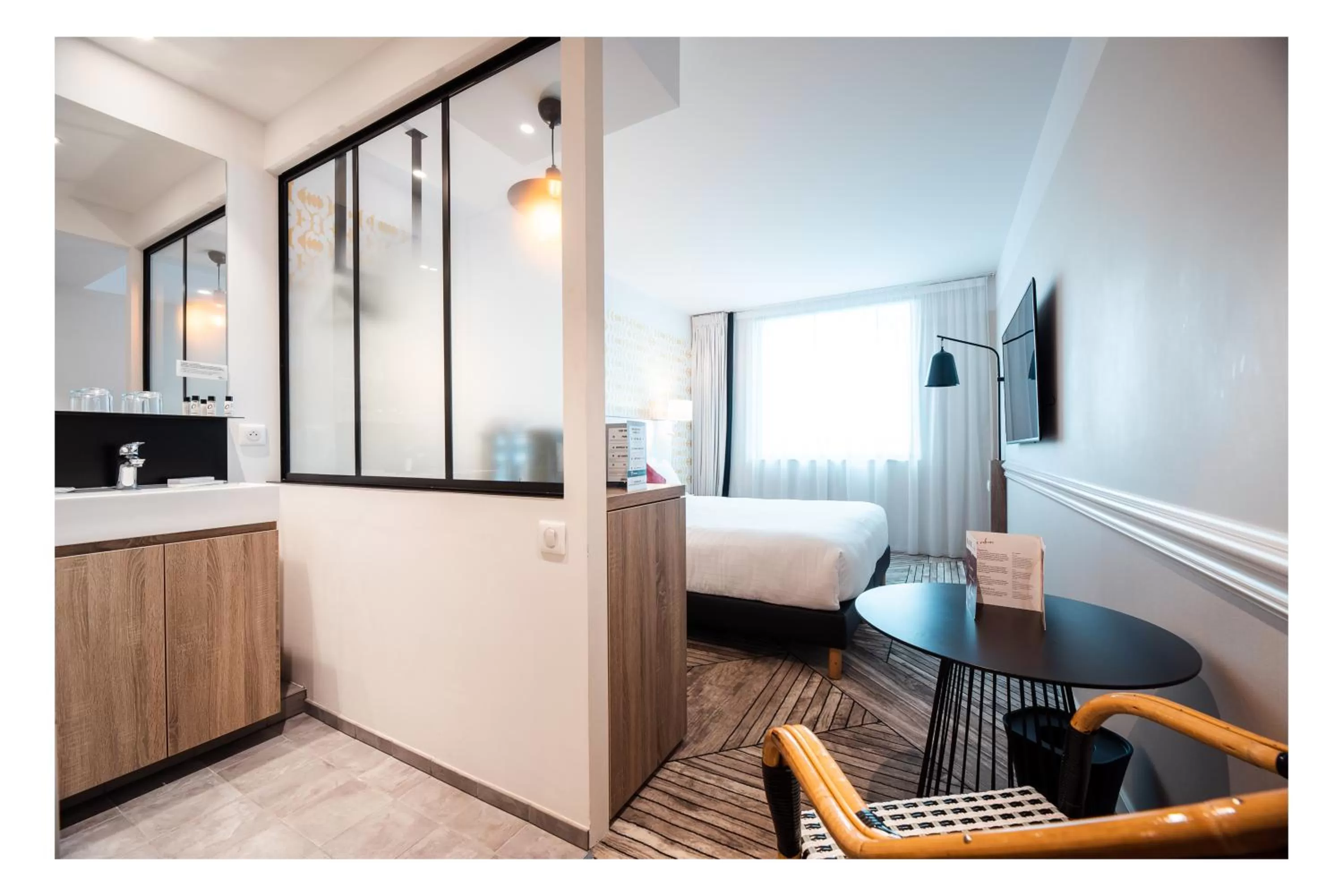 Bathroom, Bed in The Originals Boutique, Hôtel Maison Montmartre Paris Les Puces